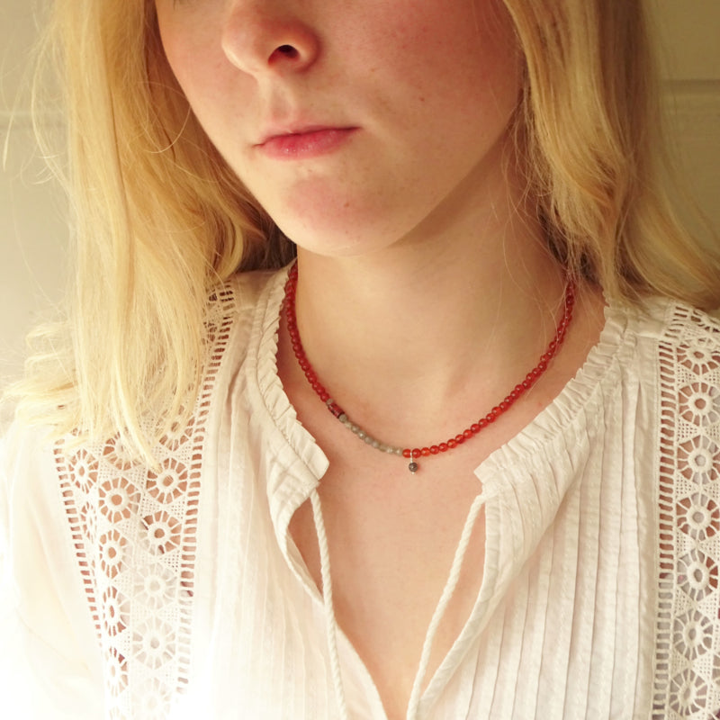 Ketting Loïs, oranje carneool, labradoriet