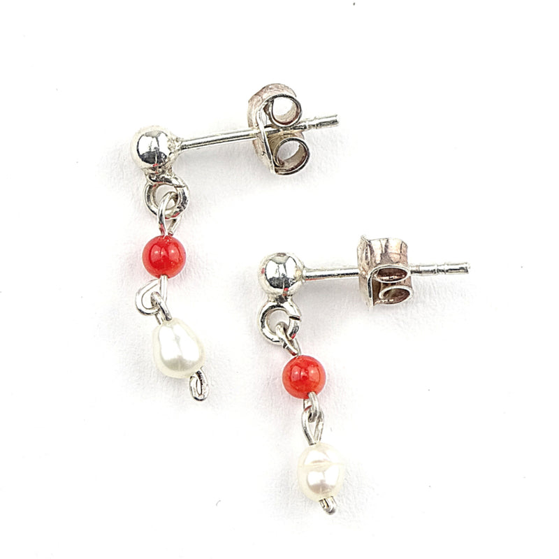 Oorstekers Teardrops, parel en koraal