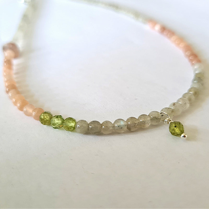 Ketting Zehra, labradoriet, zonnesteen en peridoot