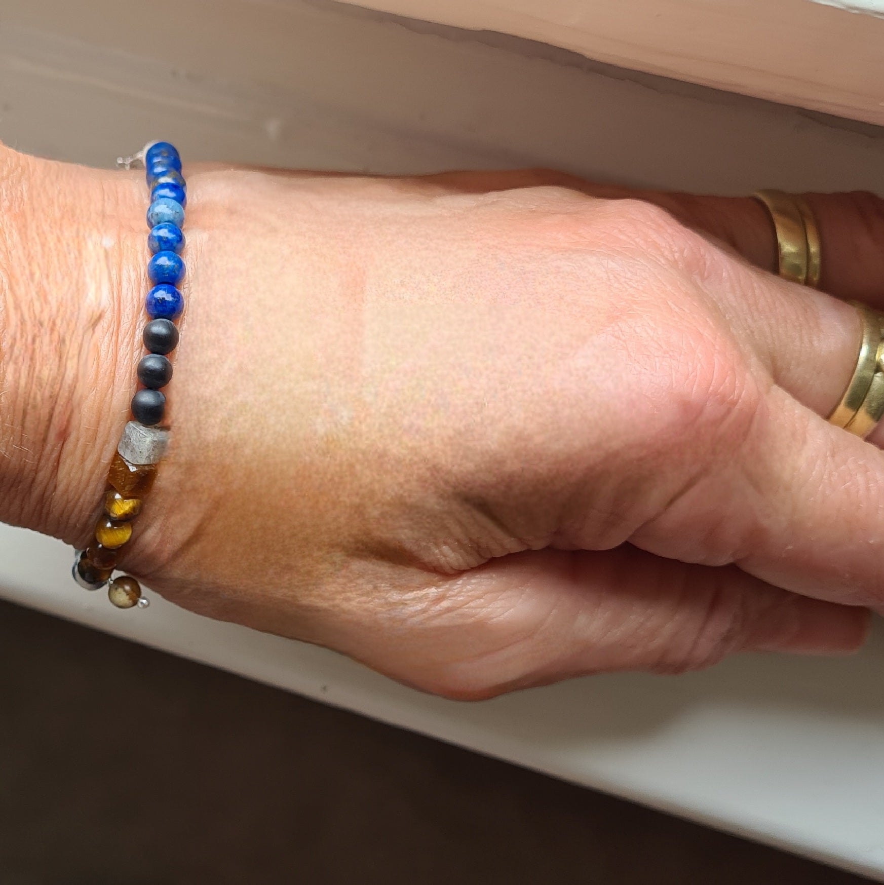 Armband Virginia, lapis lazuli, sodaliet, gouden tijgeroog, onyx