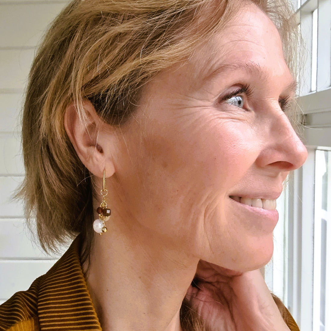 Oorbellen Smiling, bruine toermalijn, maansteen, zonnesteen, granaat