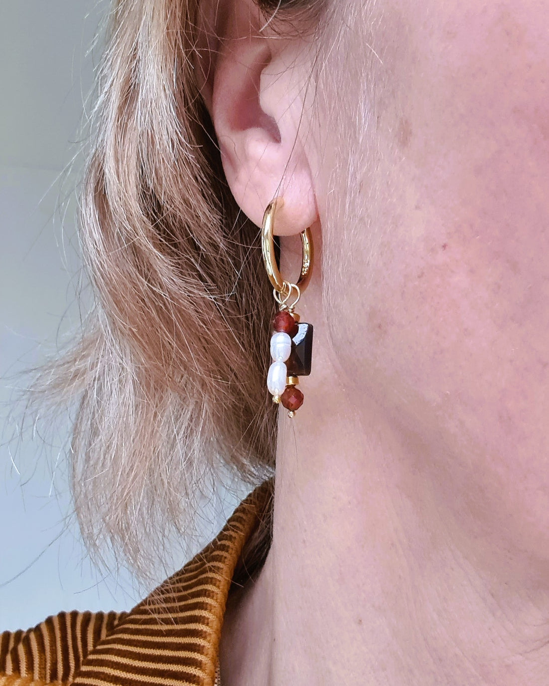 Oorbellen Peace of mind, bruine agaat, parel, granaat