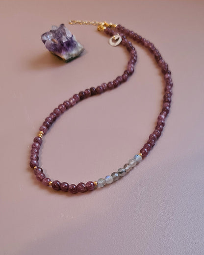 Ketting Quiet Heart, lila lepidoliet, labradoriet