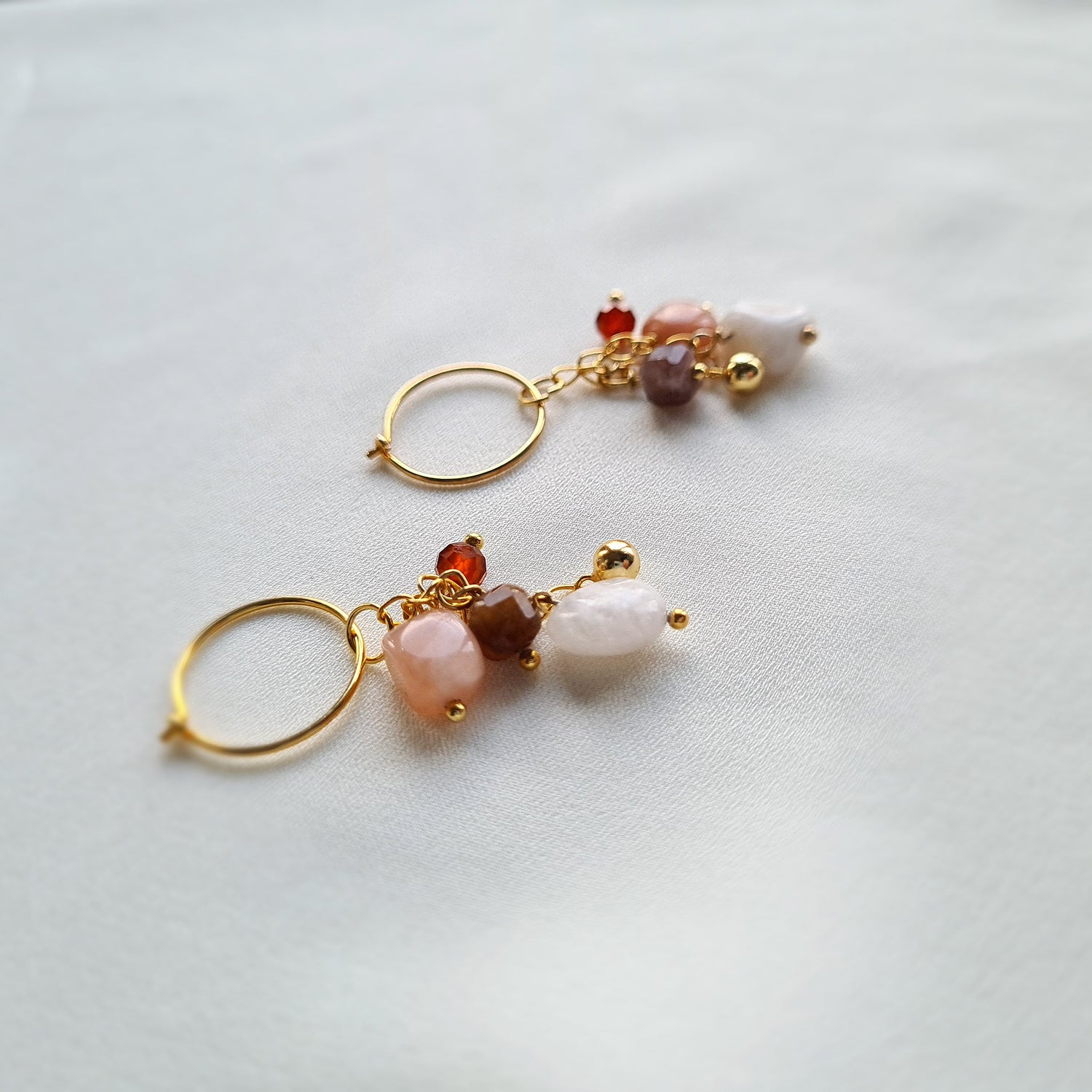 Oorbellen Smiling, bruine toermalijn, maansteen, zonnesteen, granaat