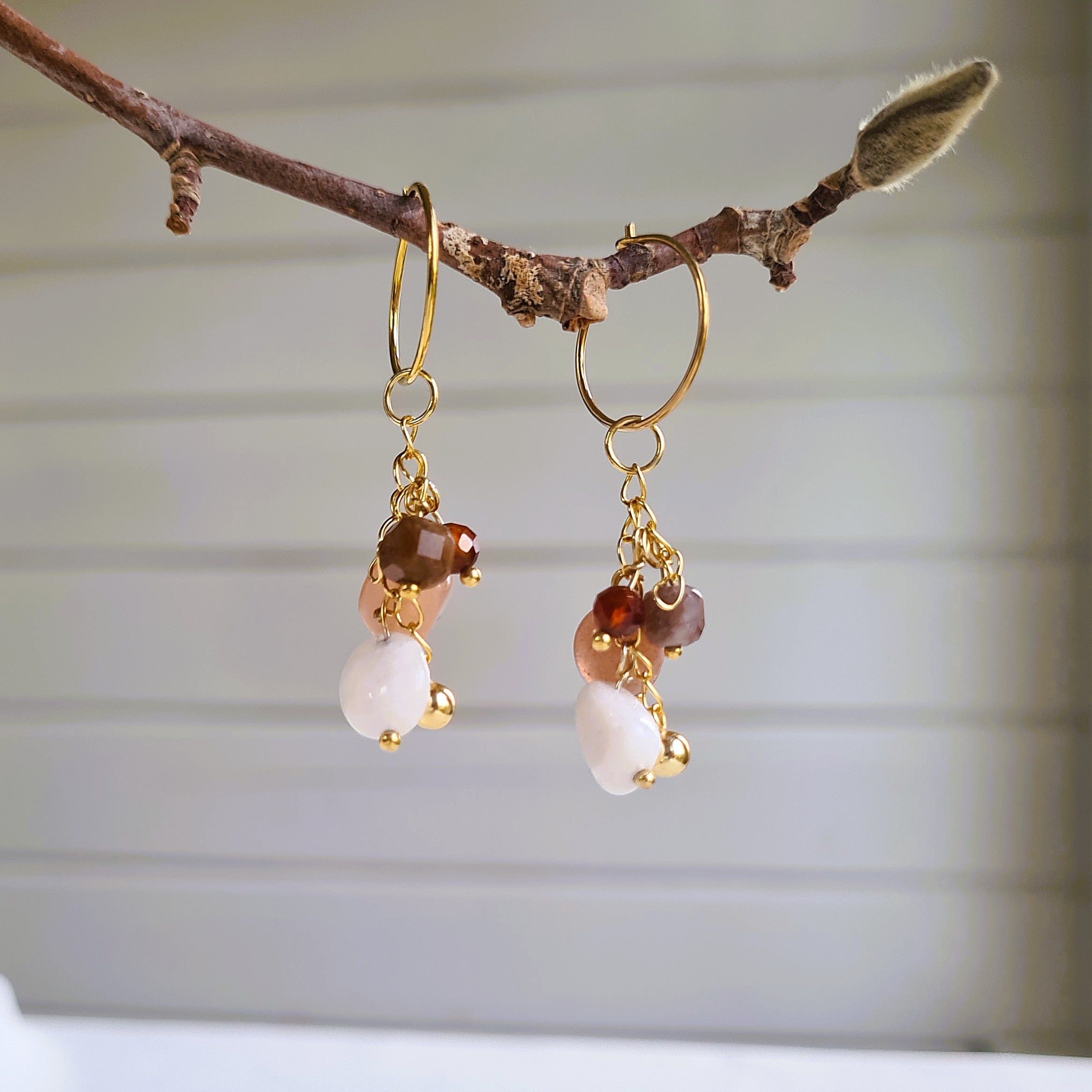 Oorbellen Smiling, bruine toermalijn, maansteen, zonnesteen, granaat