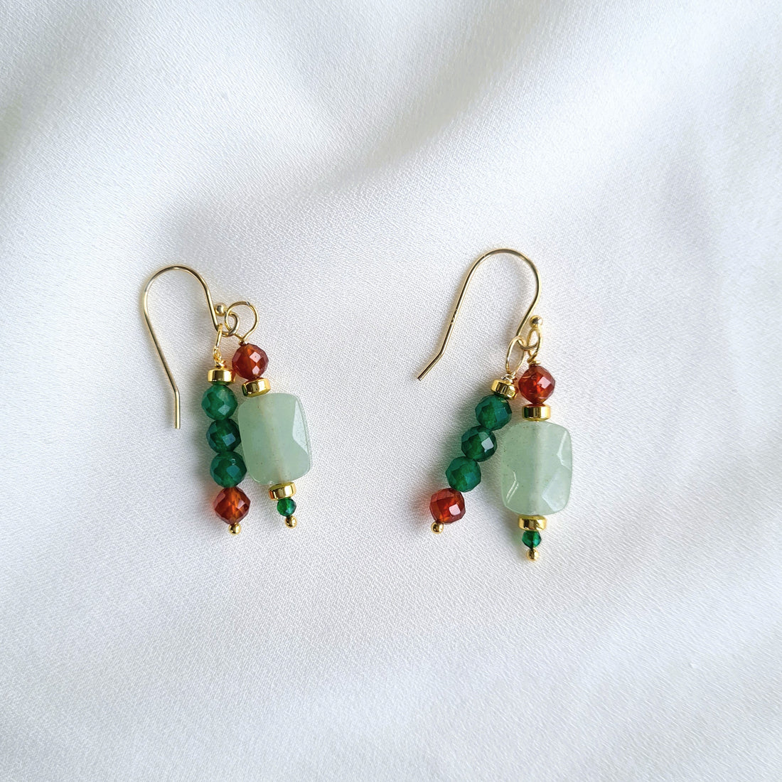 Oorbellen Green Dance, groene aventurijn, jade, granaat