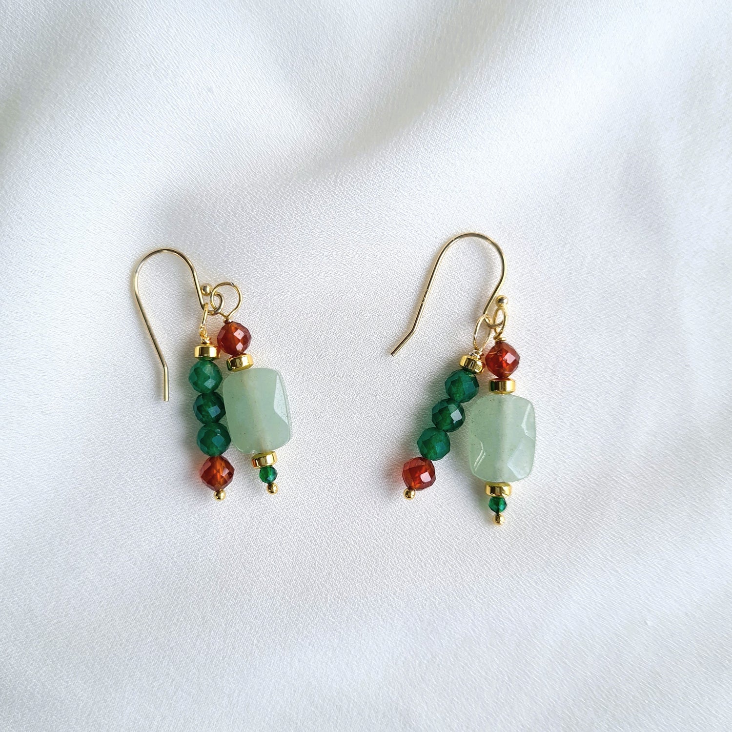 Oorbellen Green Dance, groene aventurijn, jade, granaat