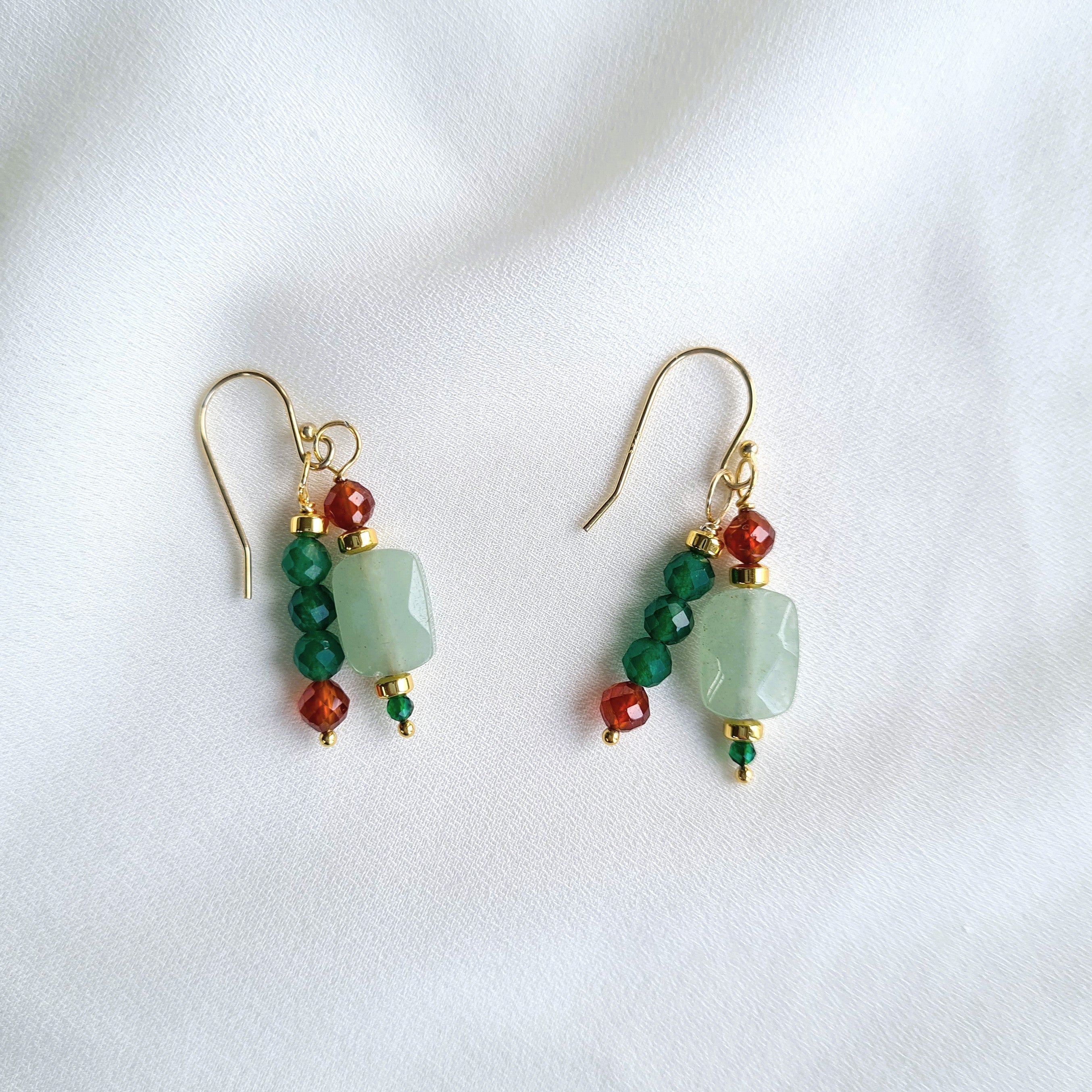 Oorbellen Green Dance, groene aventurijn, jade, granaat