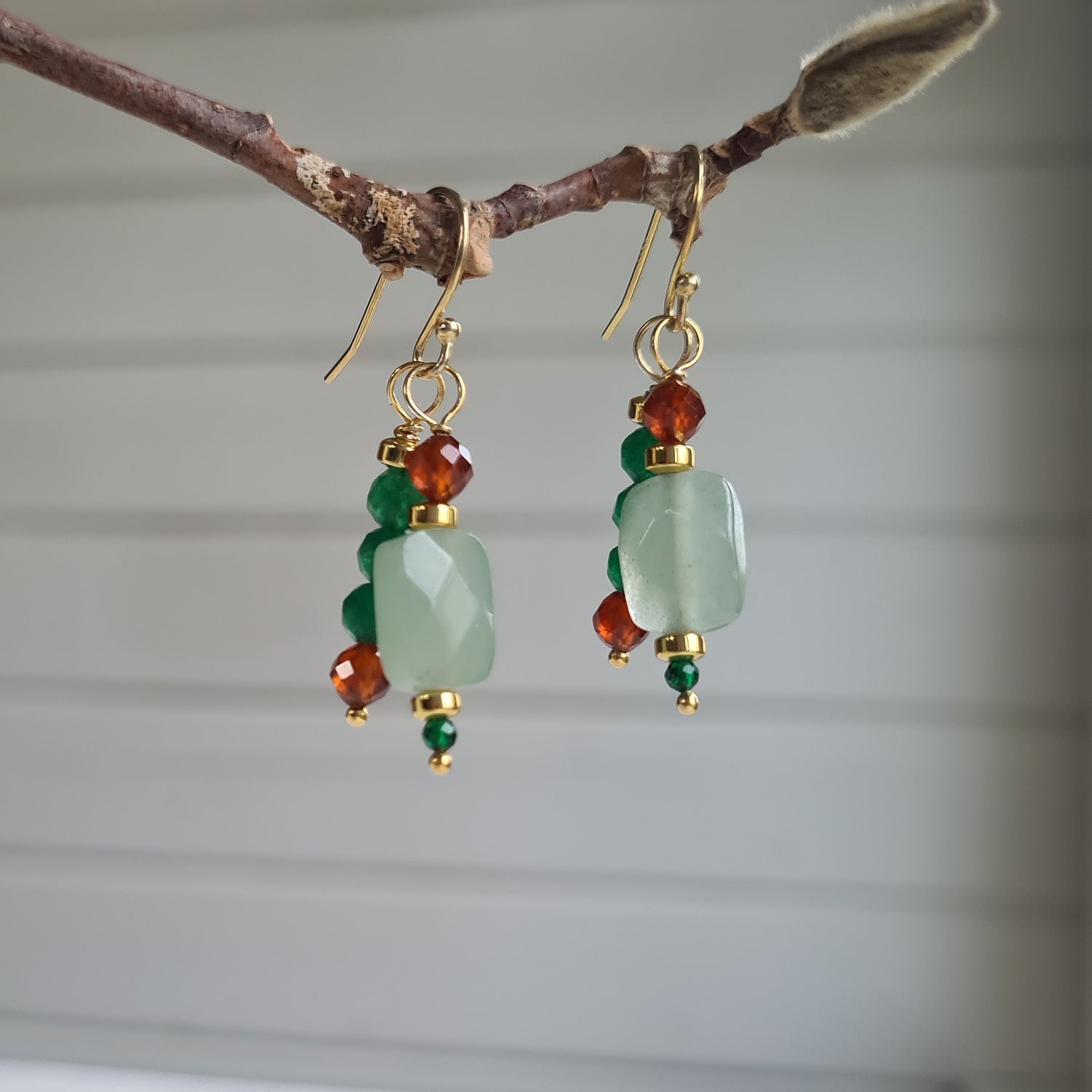 Oorbellen Green Dance, groene aventurijn, jade, granaat