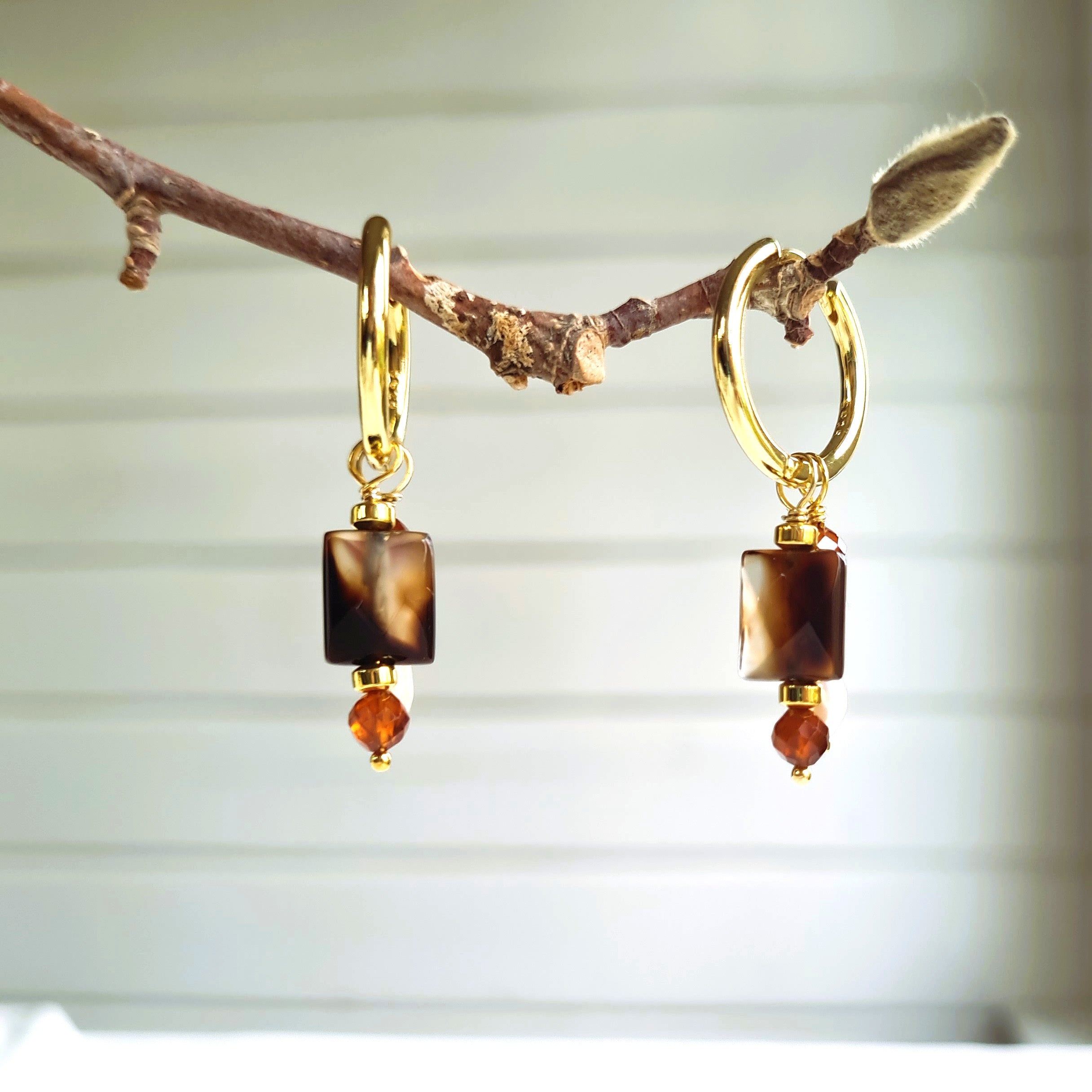 Oorbellen Peace of mind, bruine agaat, parel, granaat