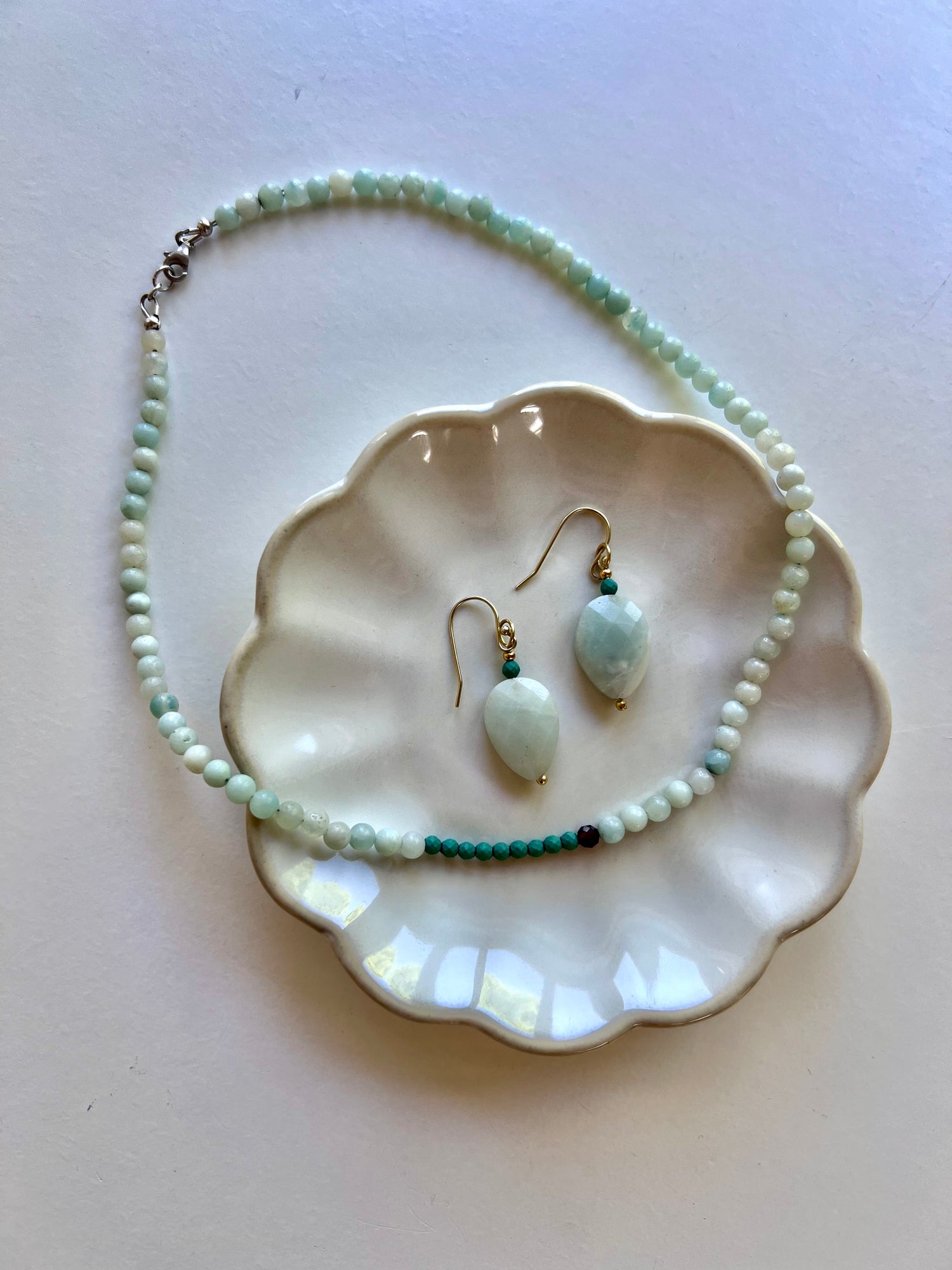 Set ketting en oorbellen Hopeful, amazoniet en granaat