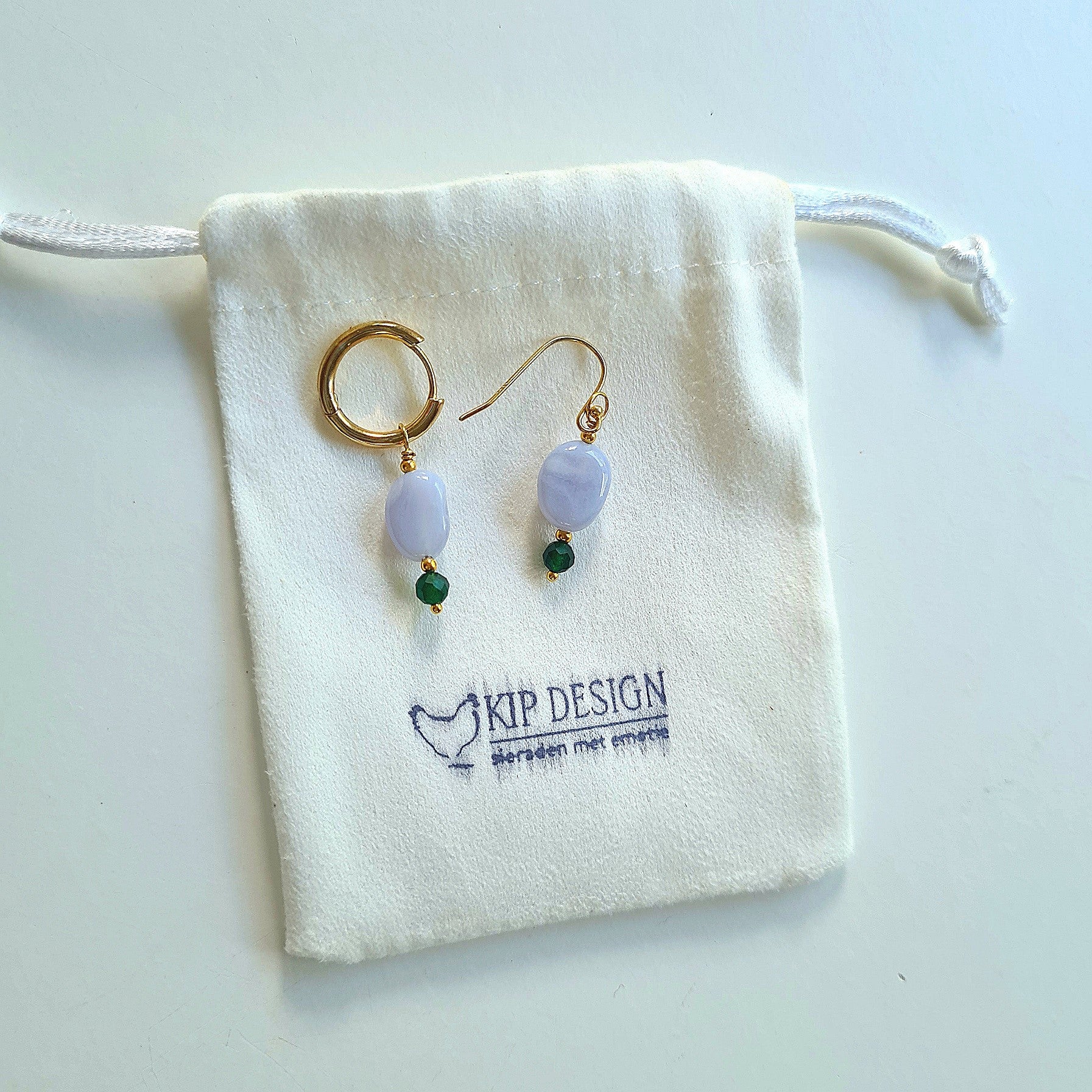 Oorbellen Amelie, lichtblauwe aqua chalcedoon, groene jade