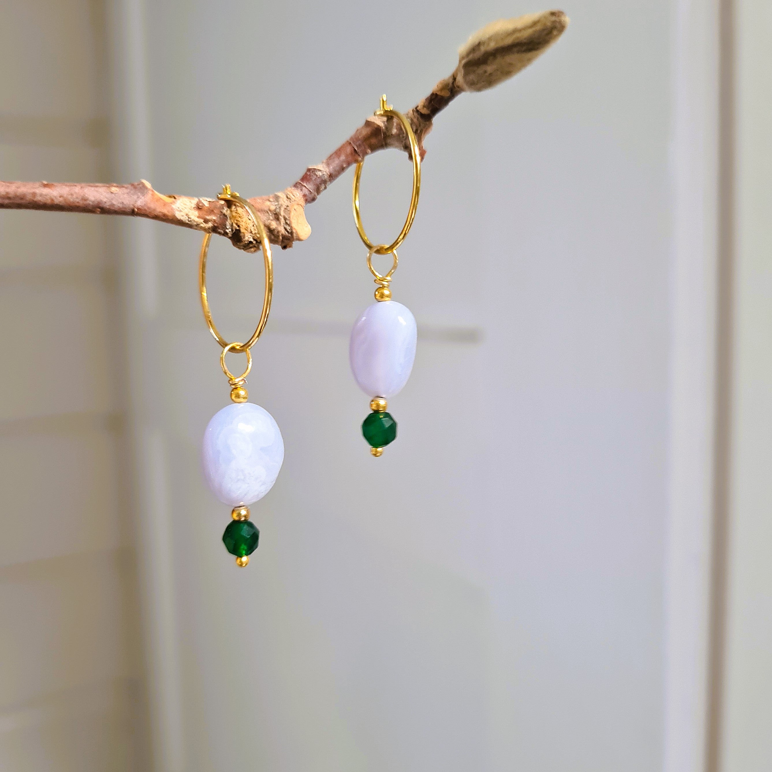 Oorbellen Amelie, lichtblauwe aqua chalcedoon, groene jade