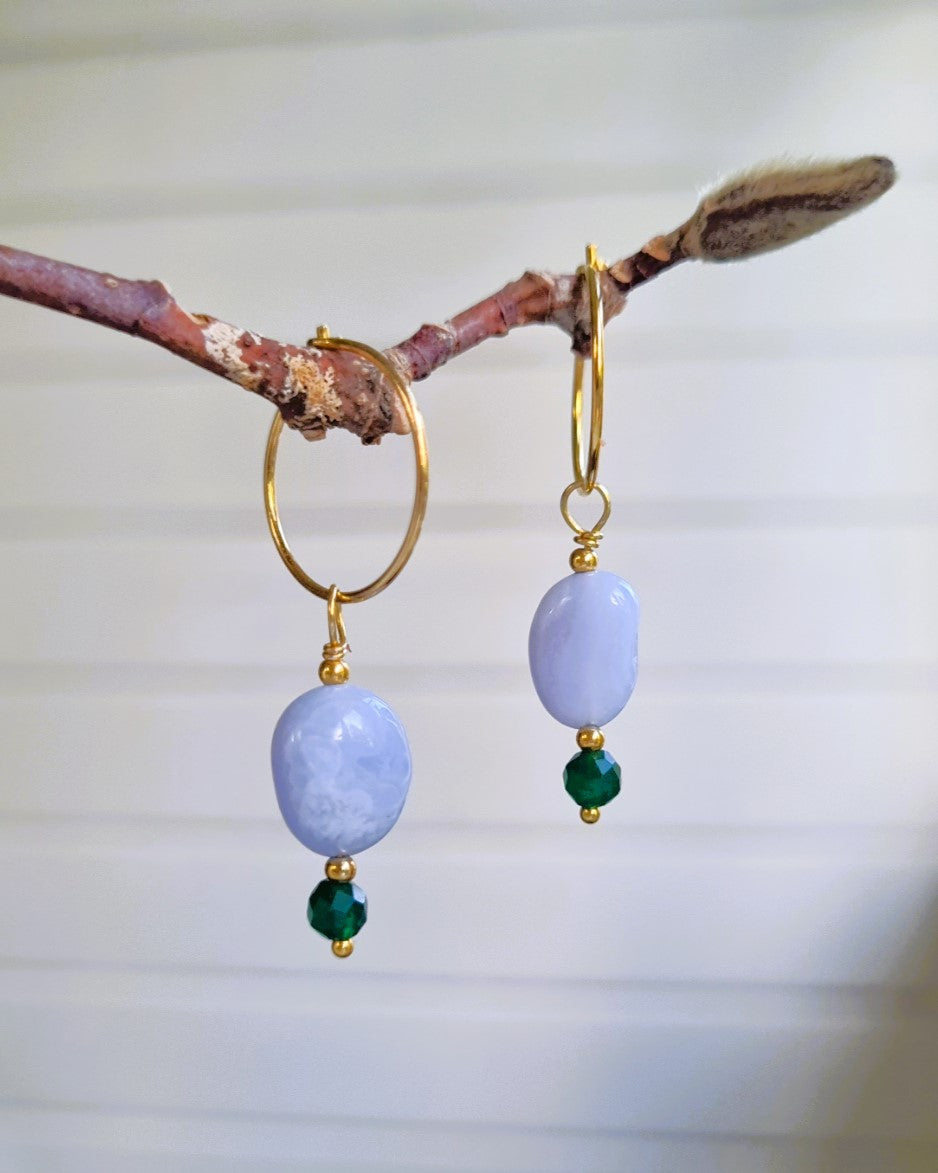 Oorbellen Amelie, lichtblauwe aqua chalcedoon, groene jade