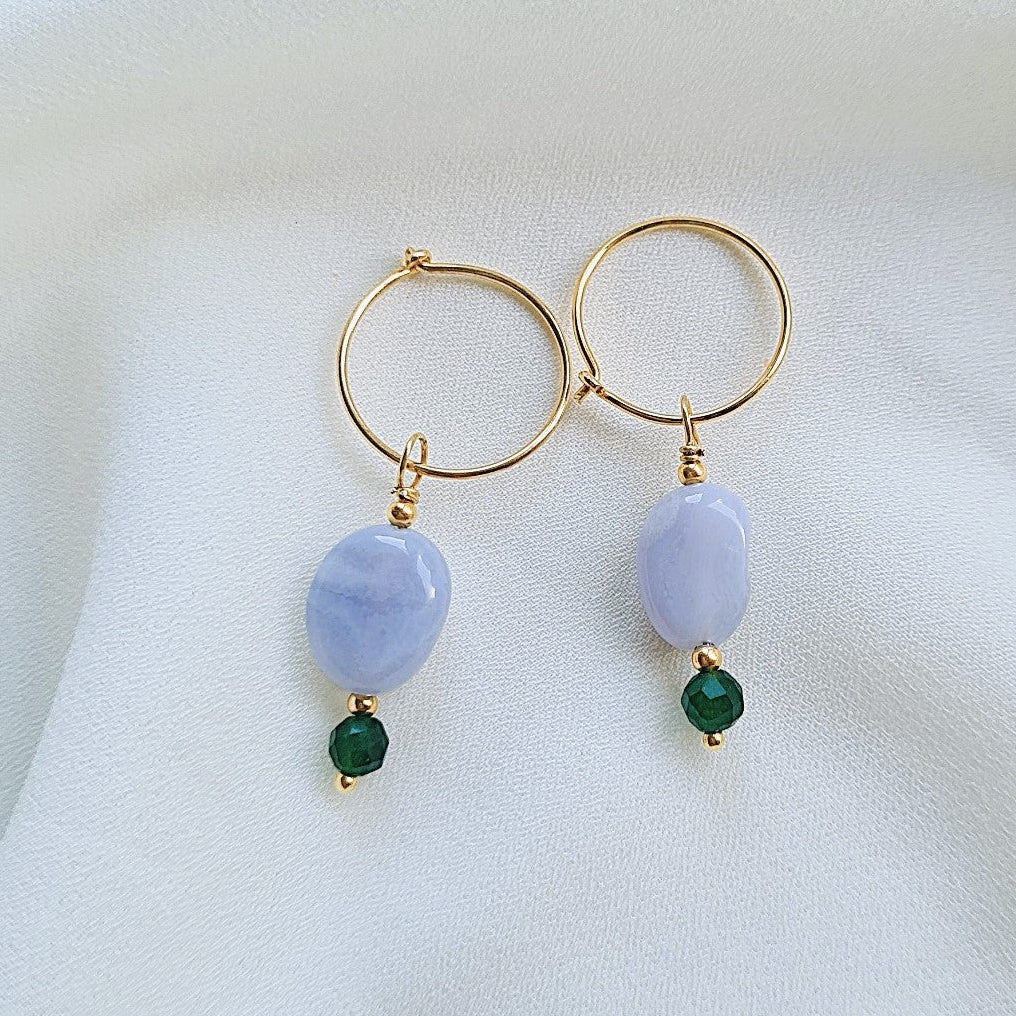 Oorbellen Amelie, lichtblauwe aqua chalcedoon, groene jade
