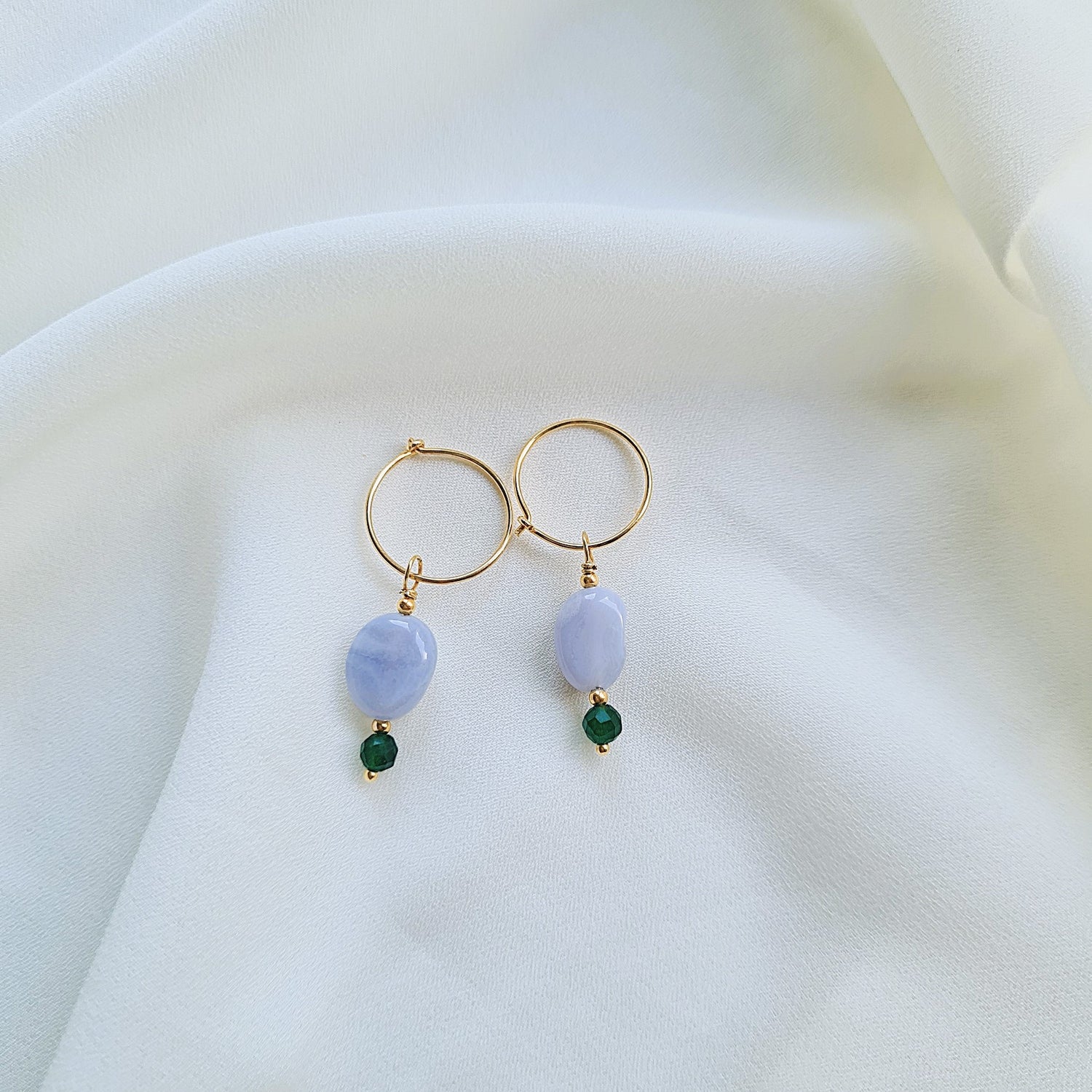 Oorbellen Amelie, lichtblauwe aqua chalcedoon, groene jade