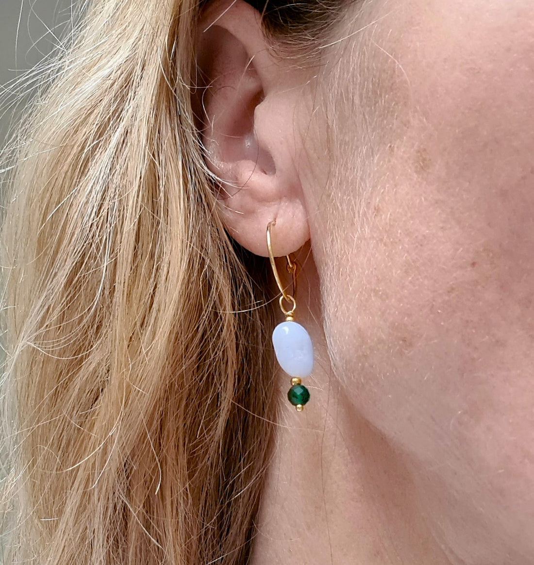 Oorbellen Amelie, lichtblauwe aqua chalcedoon, groene jade