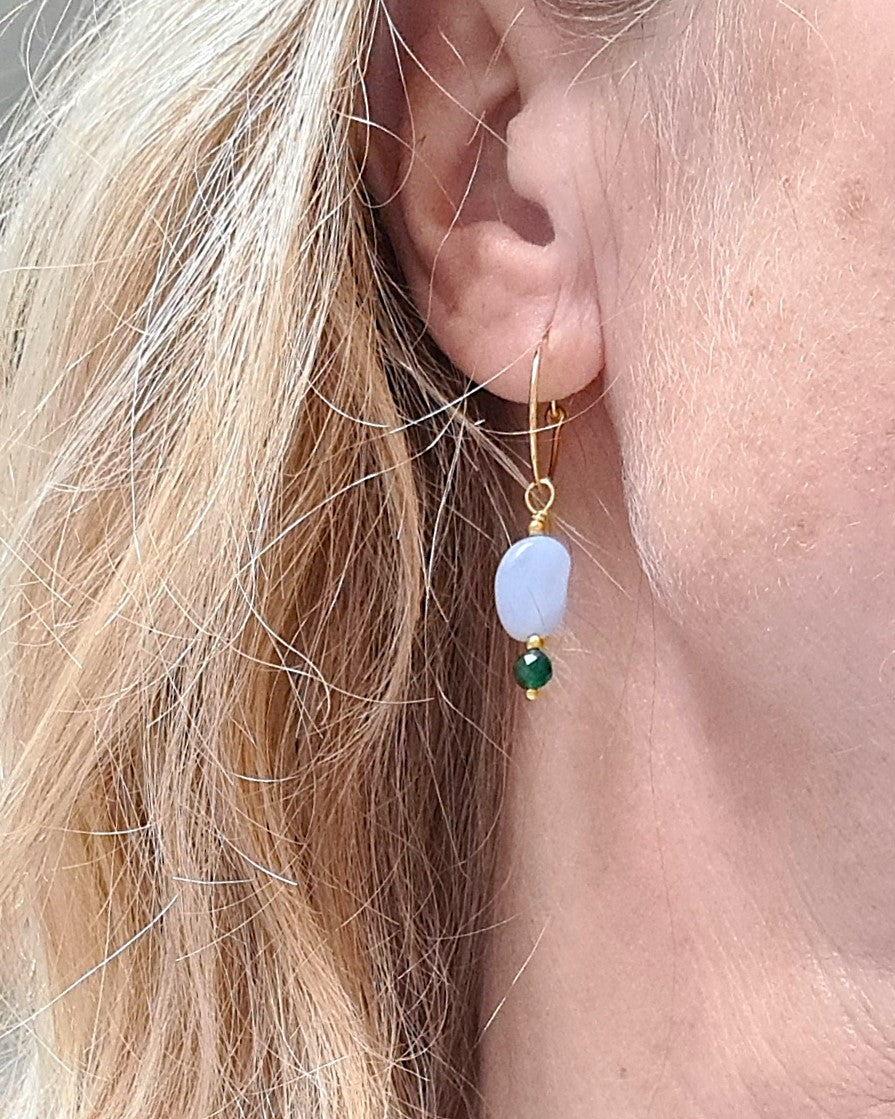 Oorbellen Amelie, lichtblauwe aqua chalcedoon, groene jade