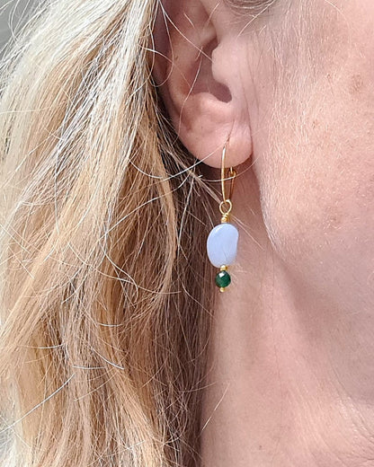 Oorbellen Amelie, lichtblauwe aqua chalcedoon, groene jade