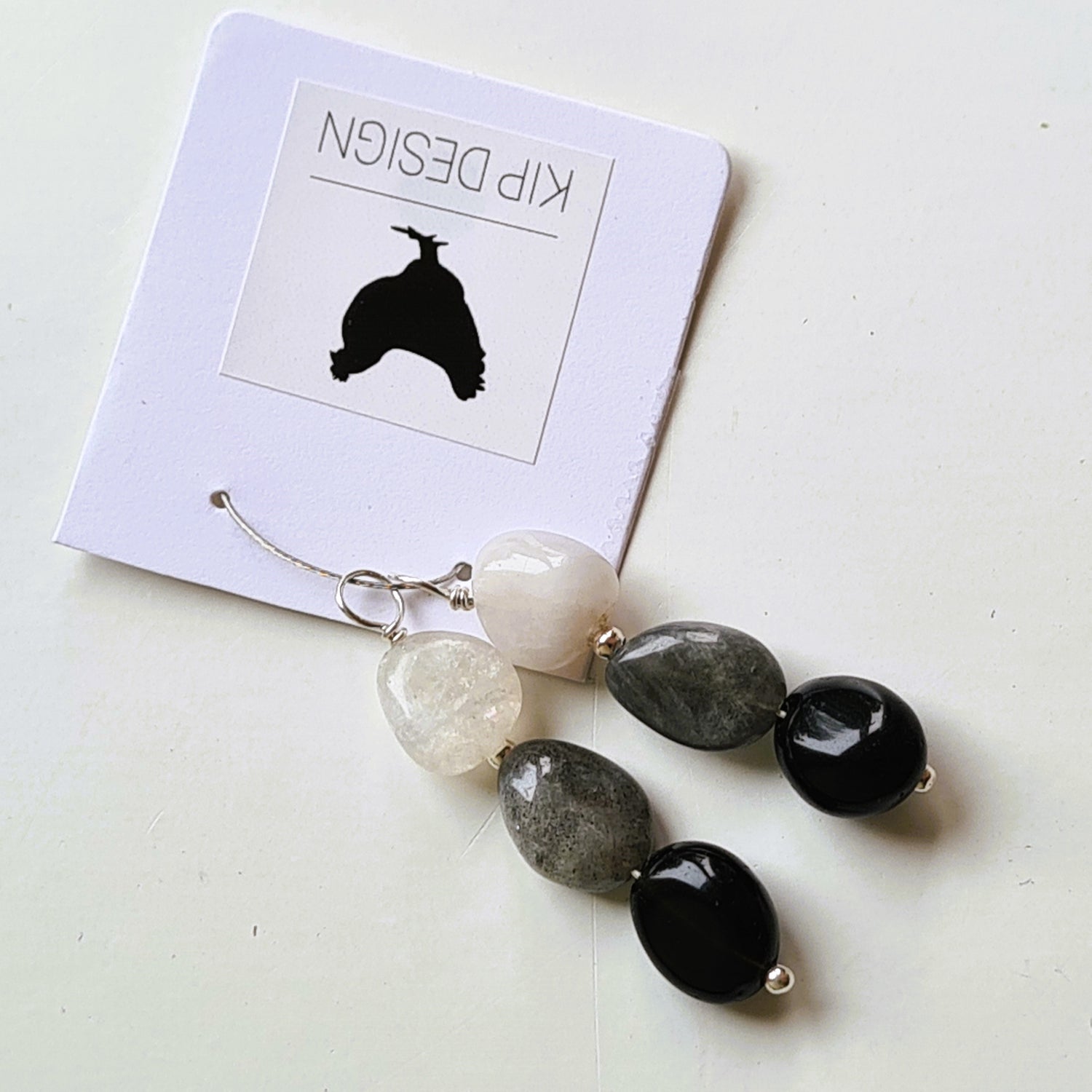 1 Bedel Black and White, onyx, maansteen, labradoriet