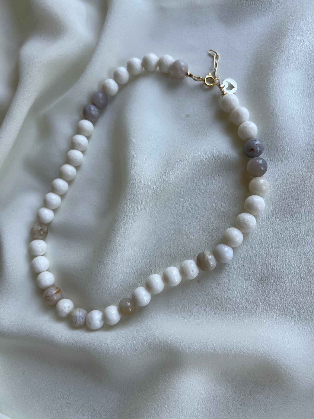 Ketting Only You, witte agaat, riverstone