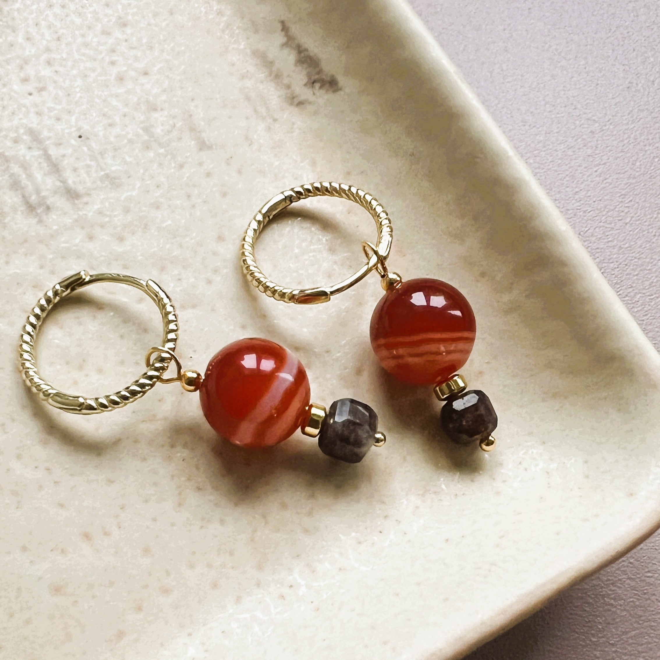 Oorbellen Little Fire, oranje carneool, bruine toermalijn