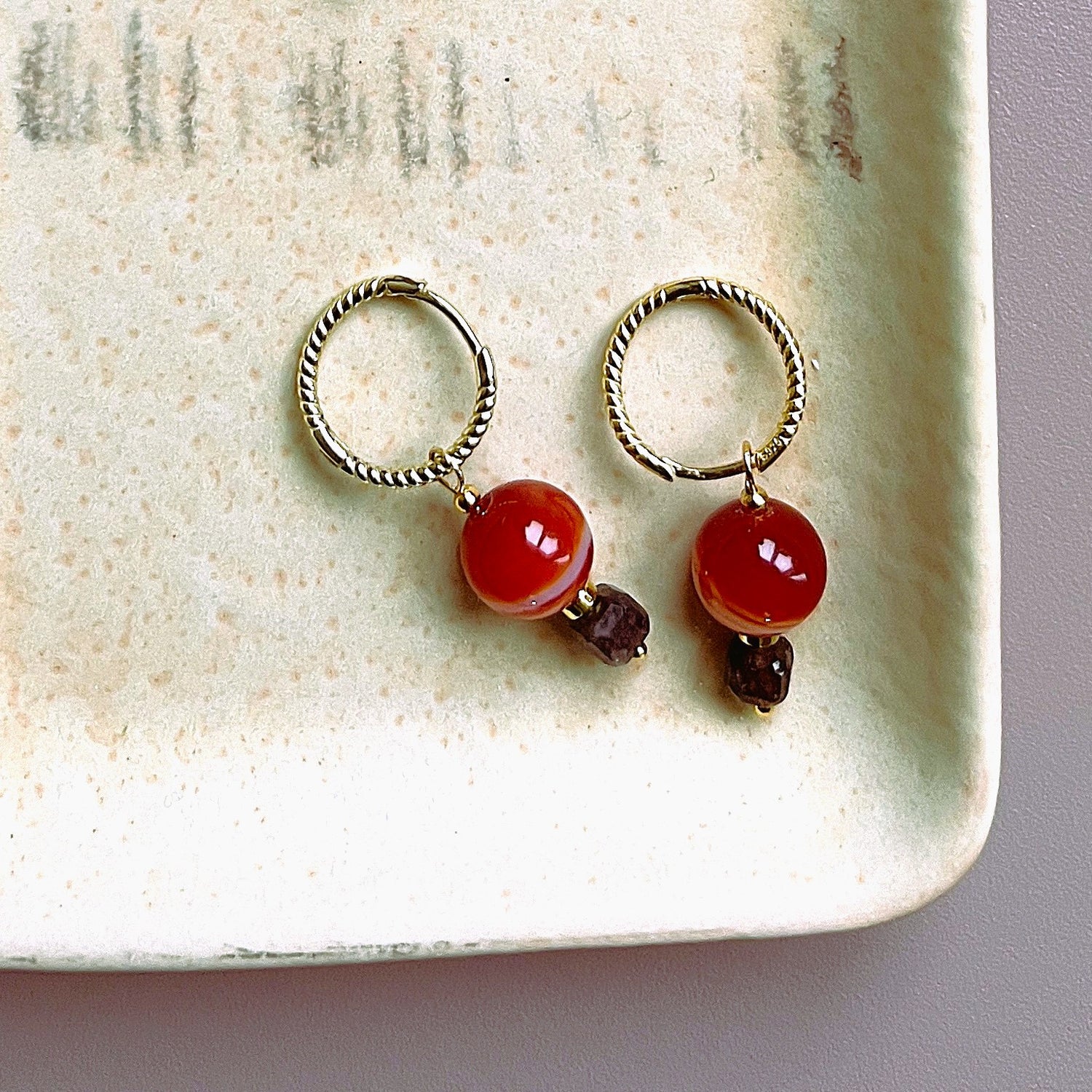 Oorbellen Little Fire, oranje carneool, bruine toermalijn