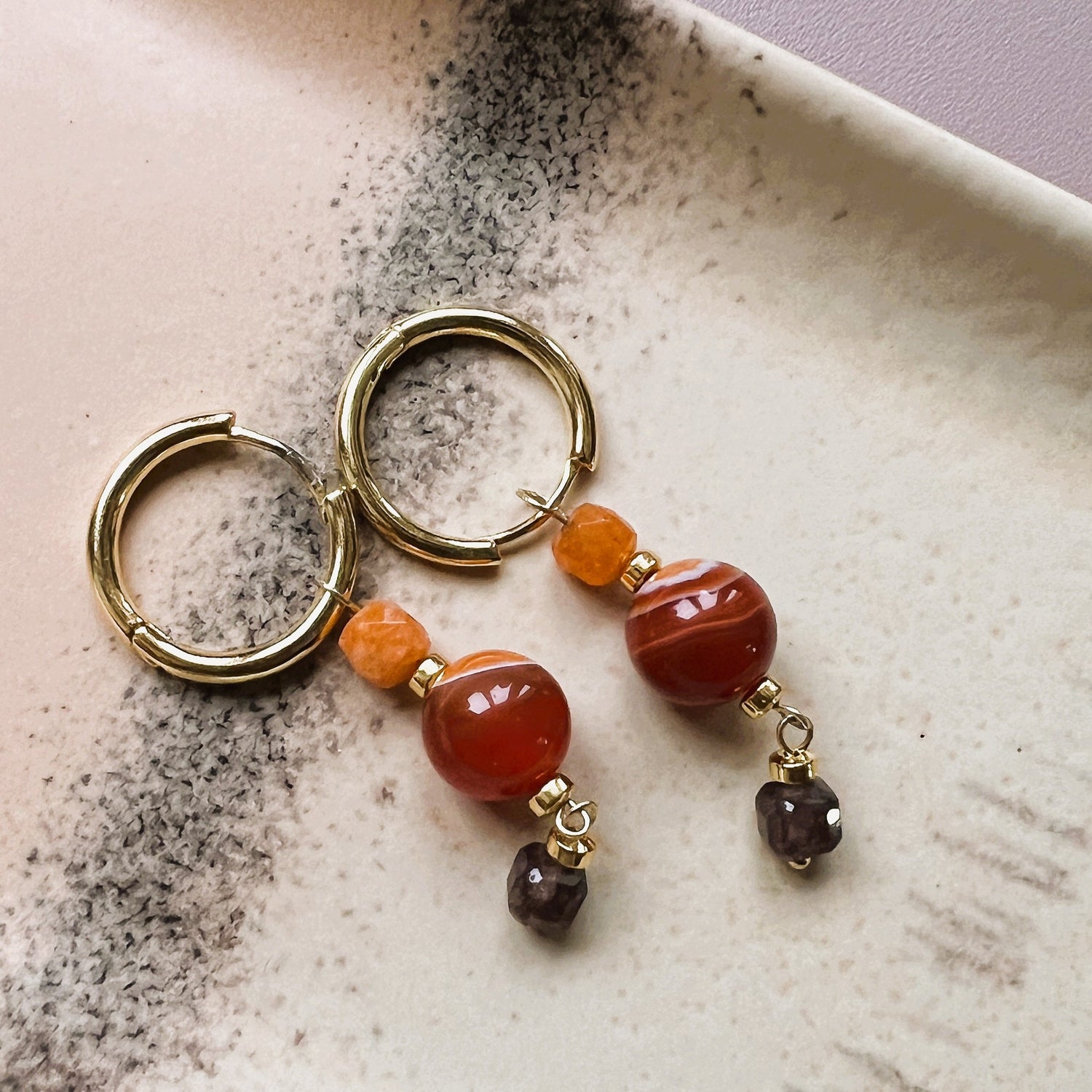Oorbellen Warm Fire, oranje carneool, bruine toermalijn