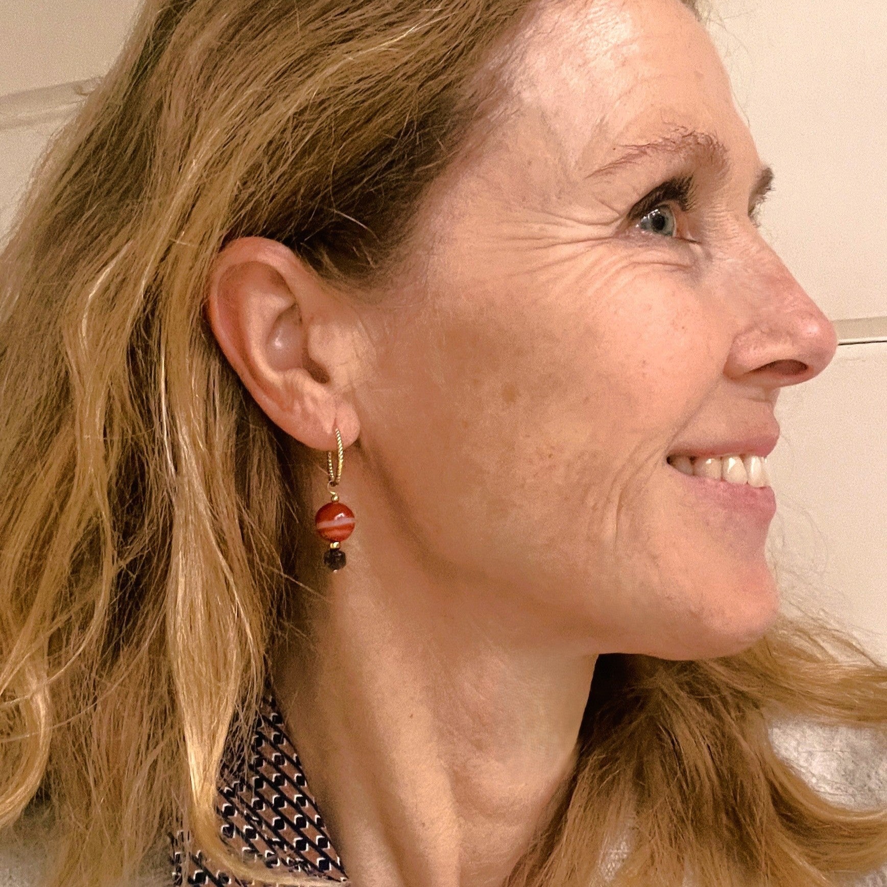 Oorbellen Little Fire, oranje carneool, bruine toermalijn