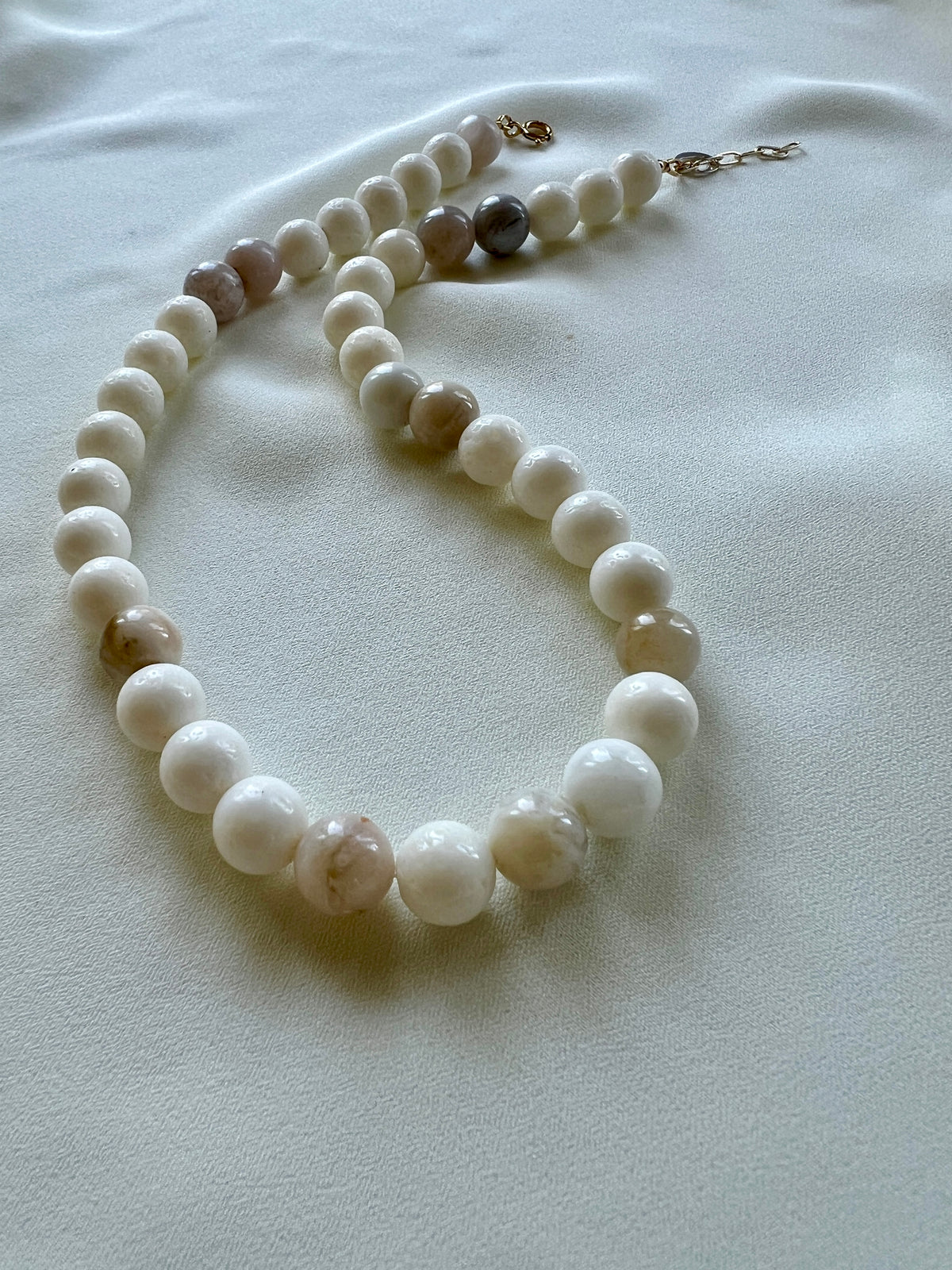 Ketting Only You, witte agaat, riverstone