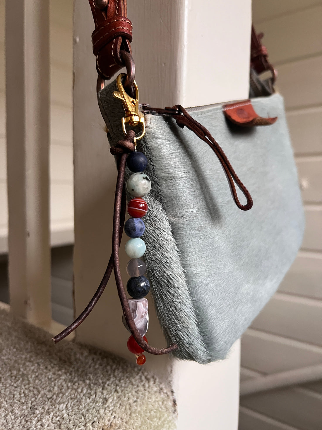 Tassenhanger Respect, blauwe sodaliet, oranje carneool