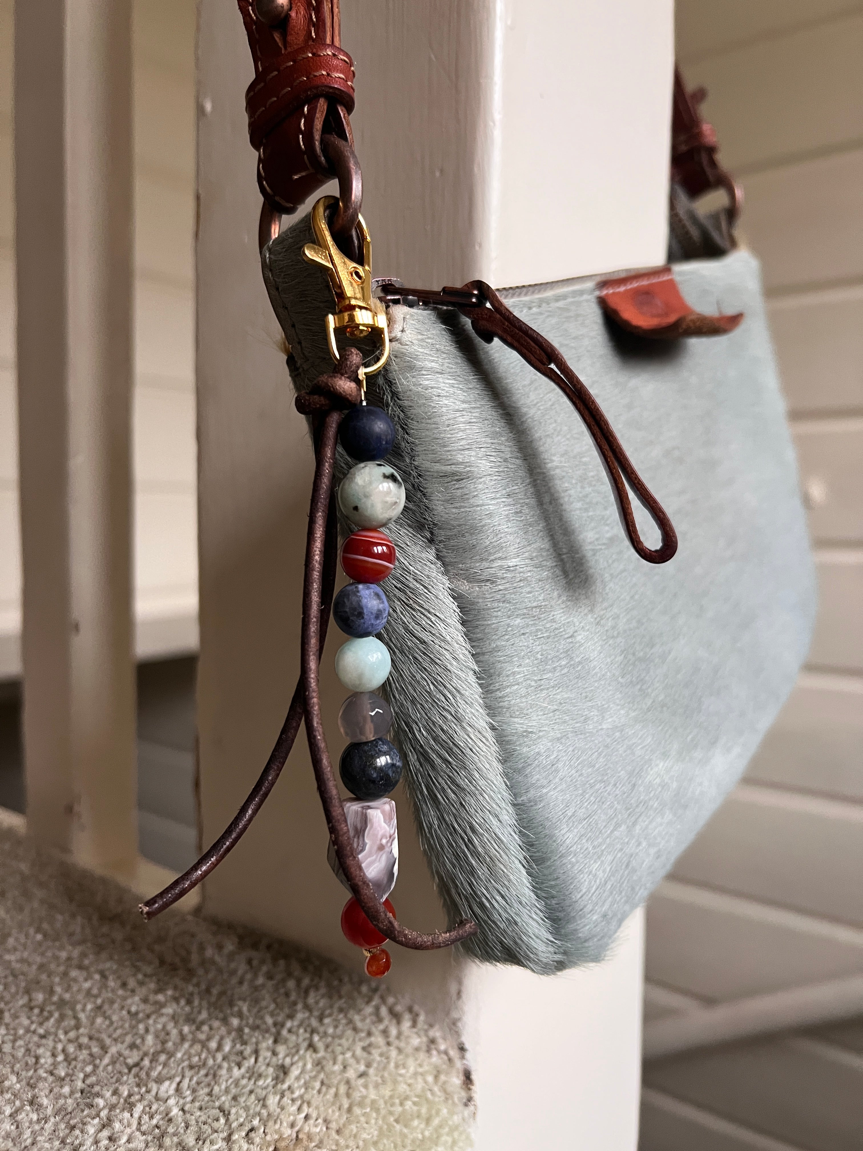 Tassenhanger Respect, blauwe sodaliet, oranje carneool