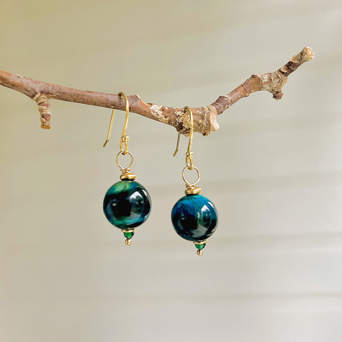 Oorbellen Blue Lagoon, gekleurd blauw-groen tijgeroog