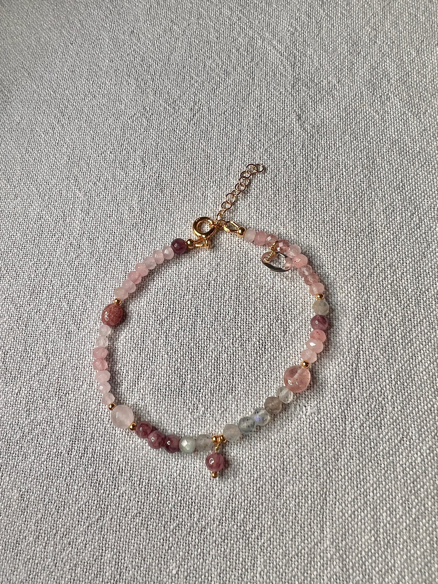 Armband Joyful, lepidoliet, aardbeienkwarts, rozekwarts en labradoriet