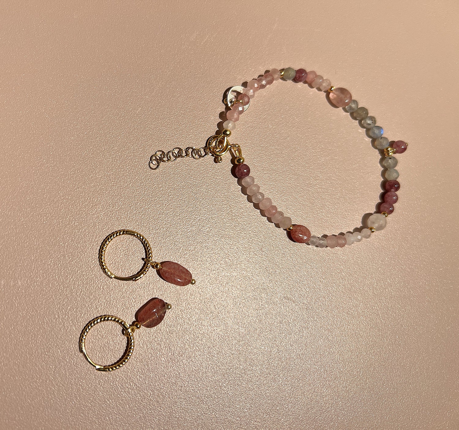 Armband Joyful, lepidoliet, aardbeienkwarts, rozekwarts en labradoriet