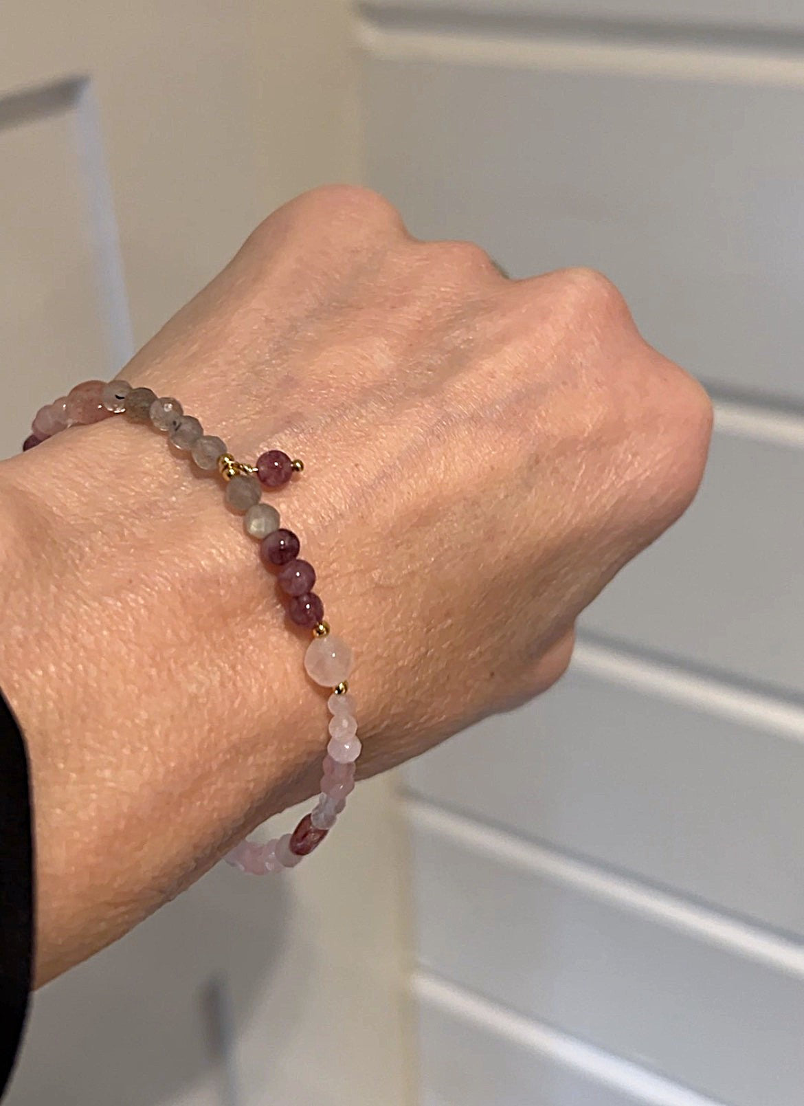 Armband Joyful, lepidoliet, aardbeienkwarts, rozekwarts en labradoriet