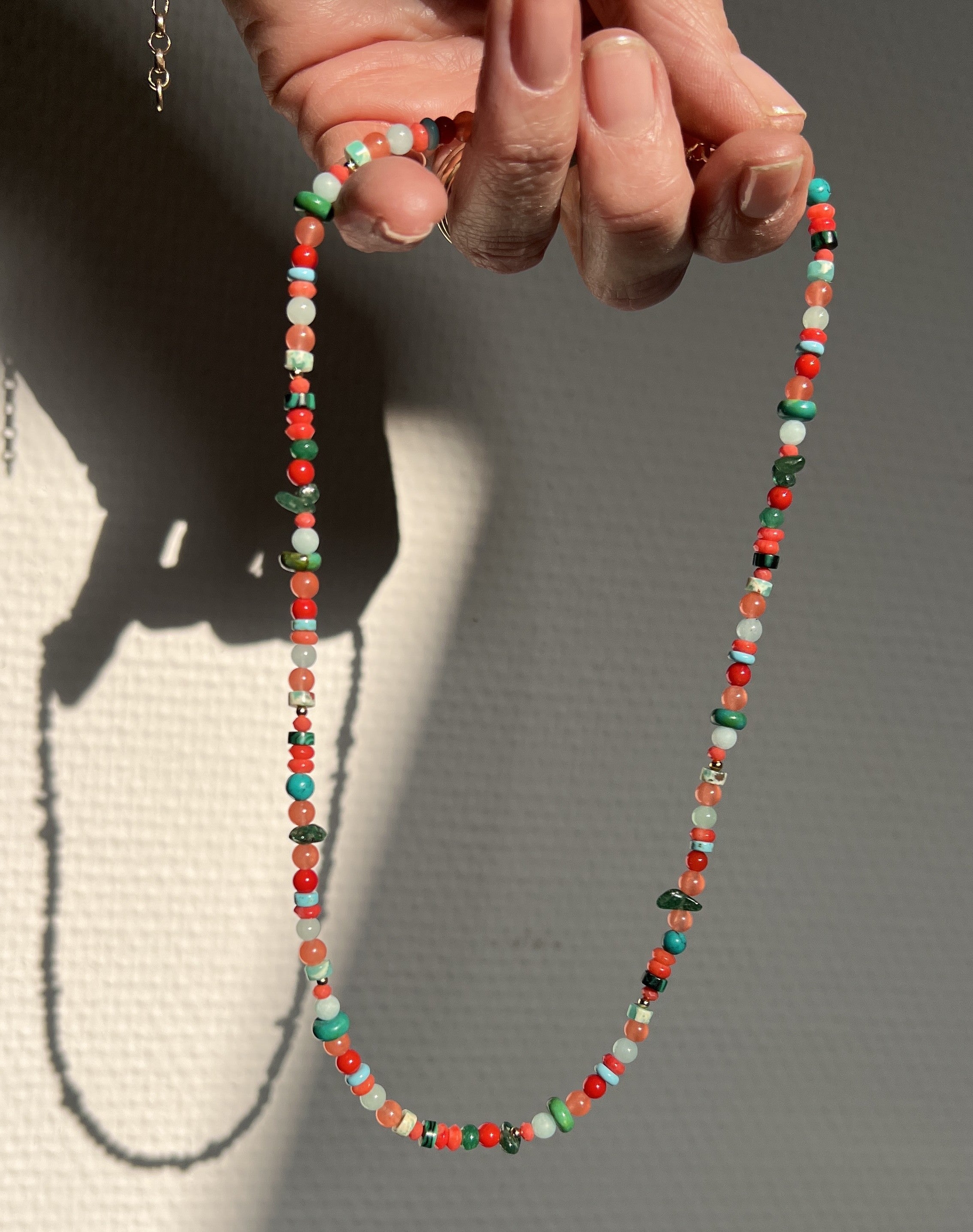 Ketting In Bloom, malachiet, amazoniet, koraal