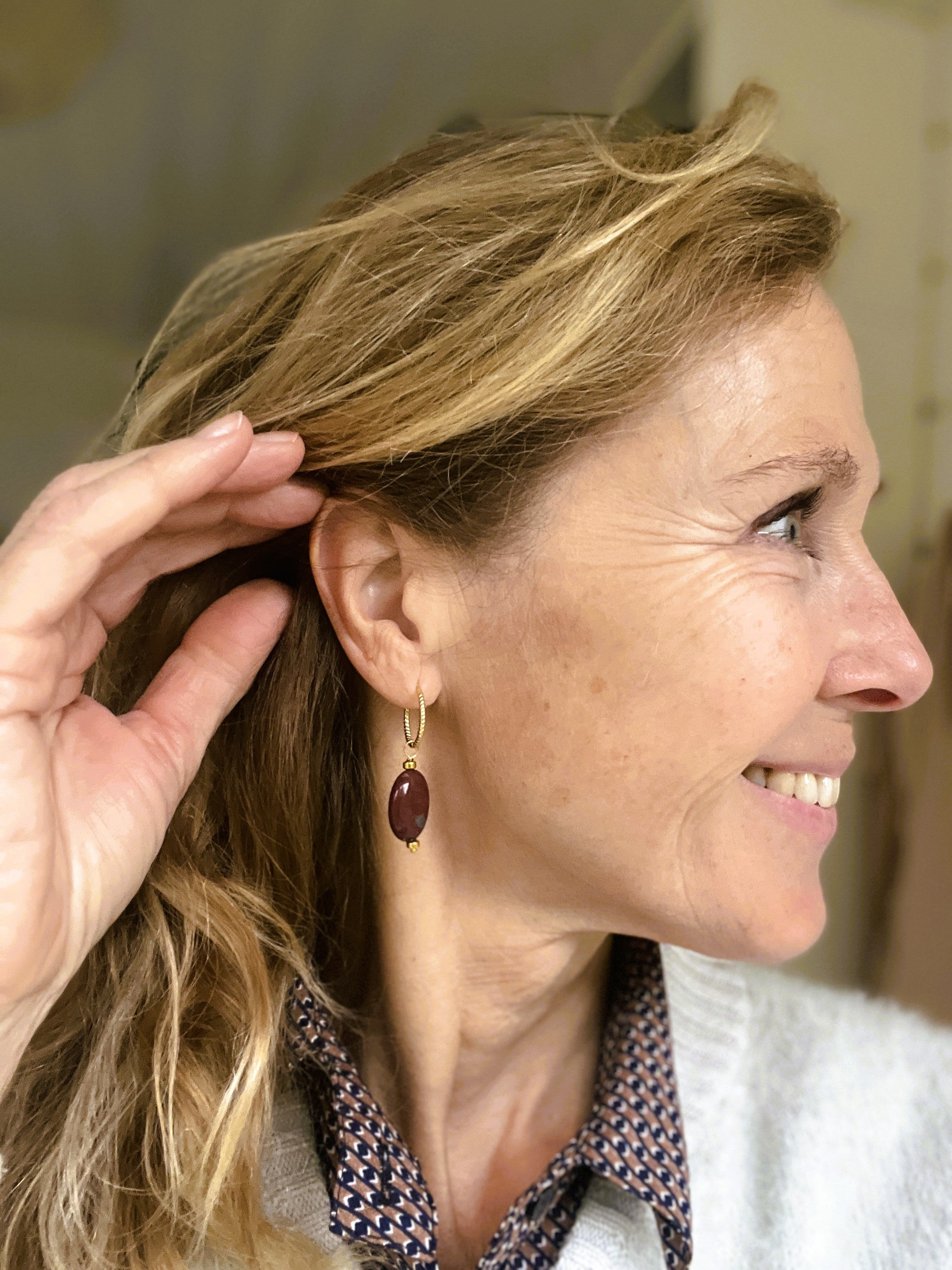 Oorbellen Inner Balance, donkerrood India agaat