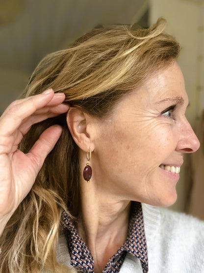 Oorbellen Inner Balance, donkerrood India agaat