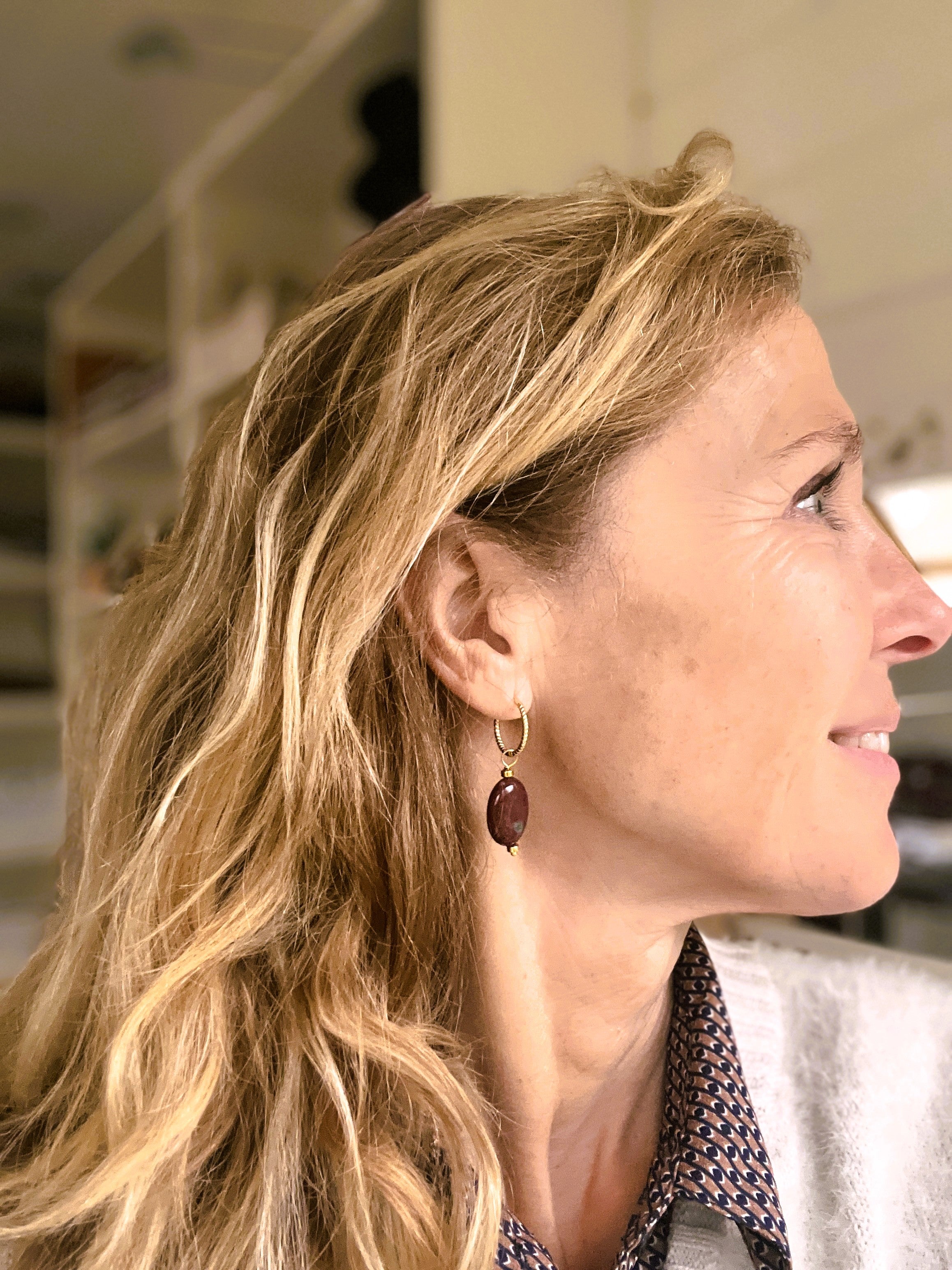 Oorbellen Inner Balance, donkerrood India agaat