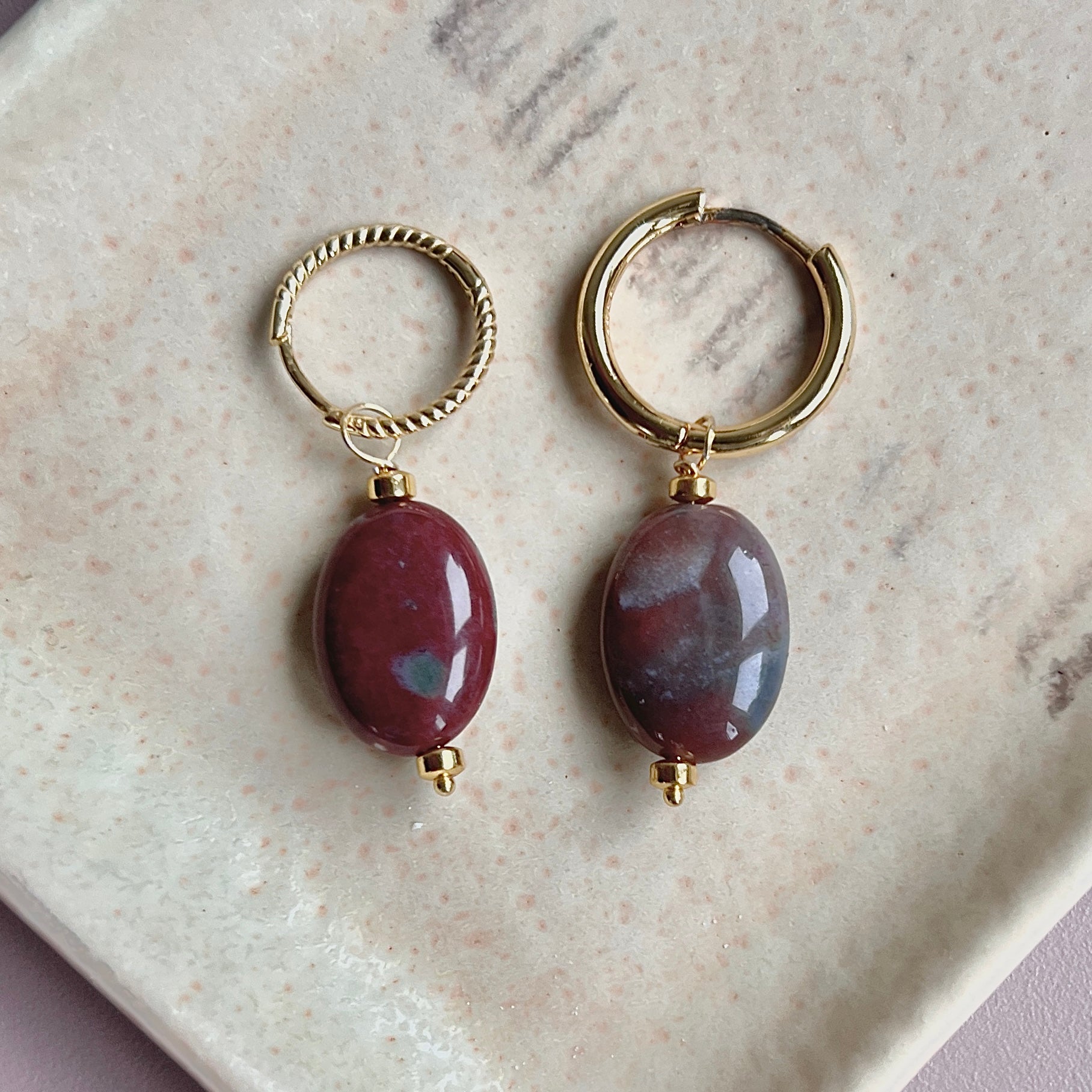 Oorbellen Inner Balance, donkerrood India agaat