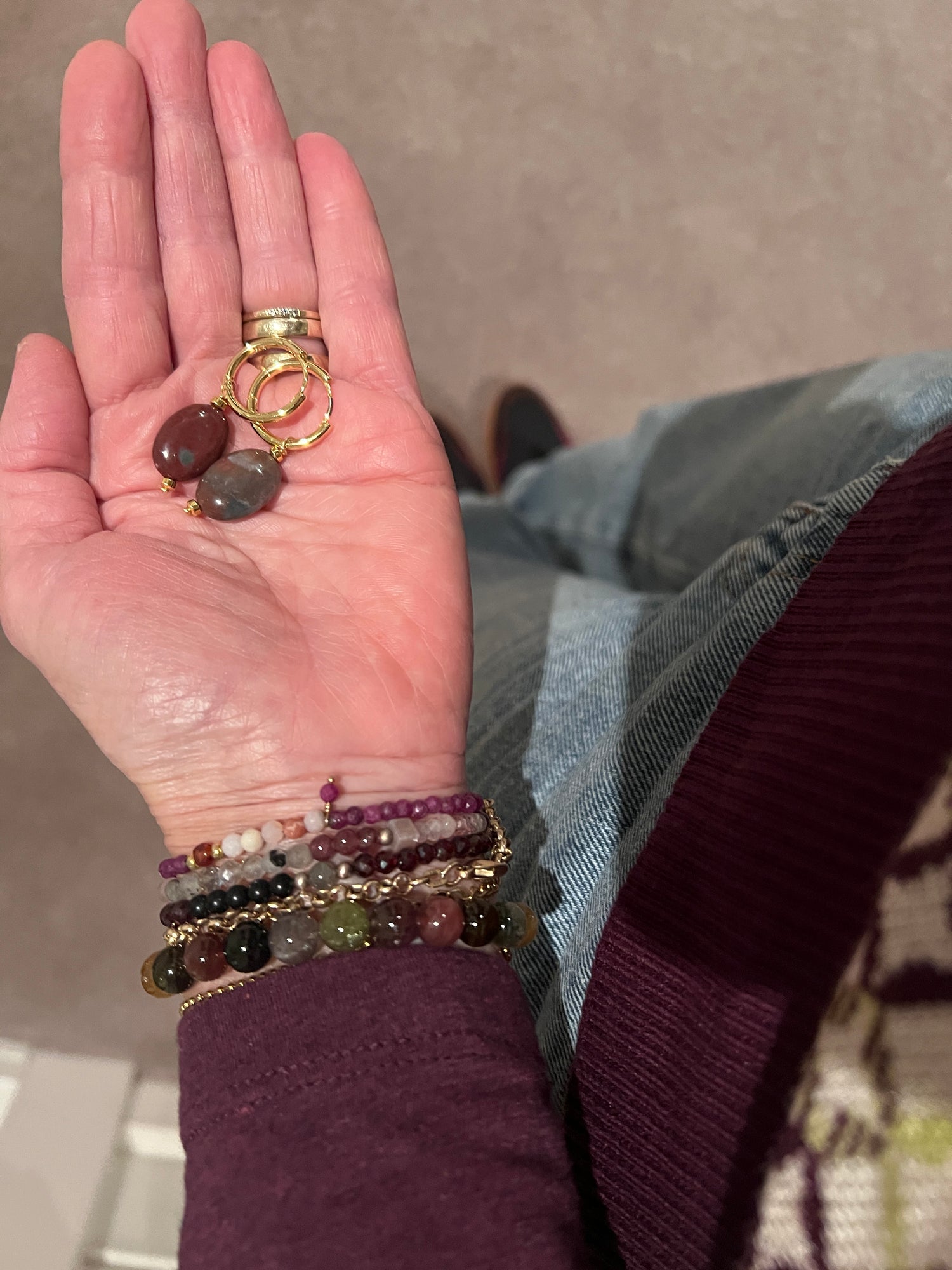 Oorbellen Inner Balance, donkerrood India agaat