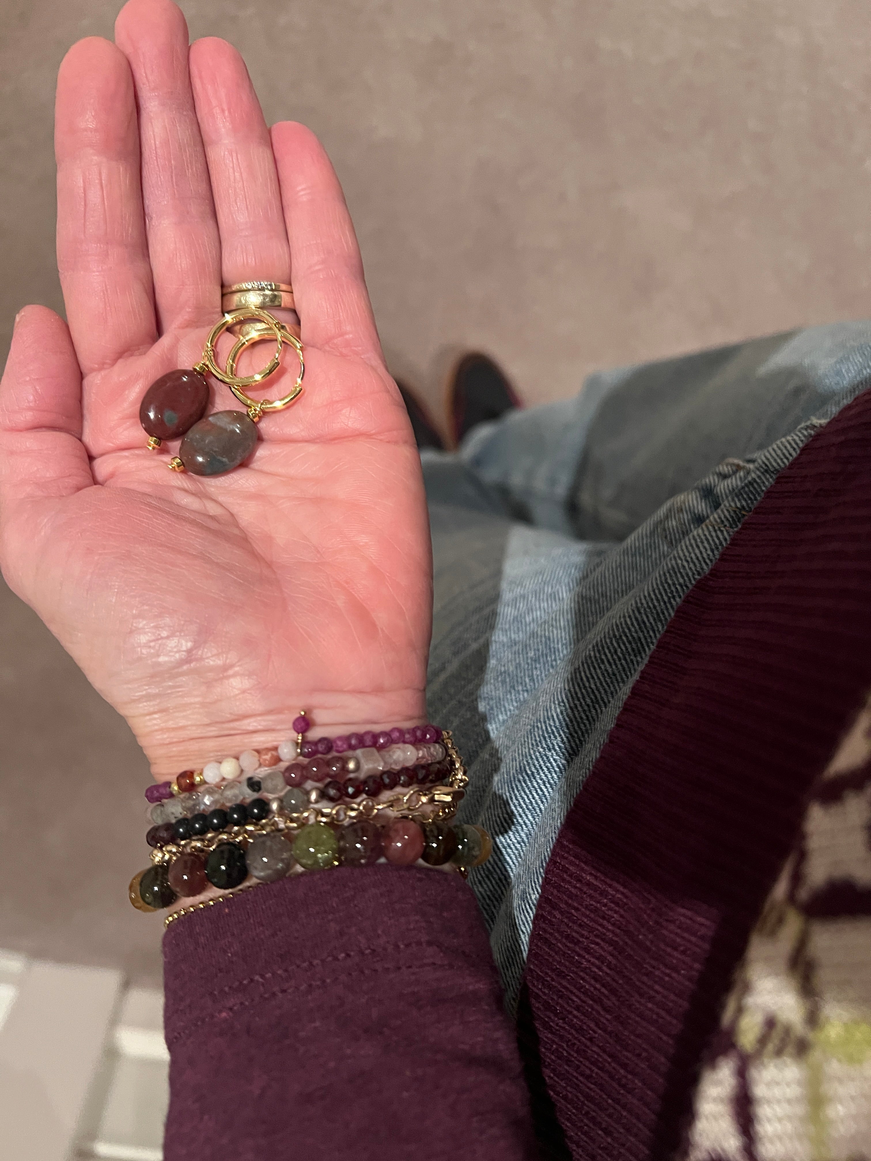 Oorbellen Inner Balance, donkerrood India agaat