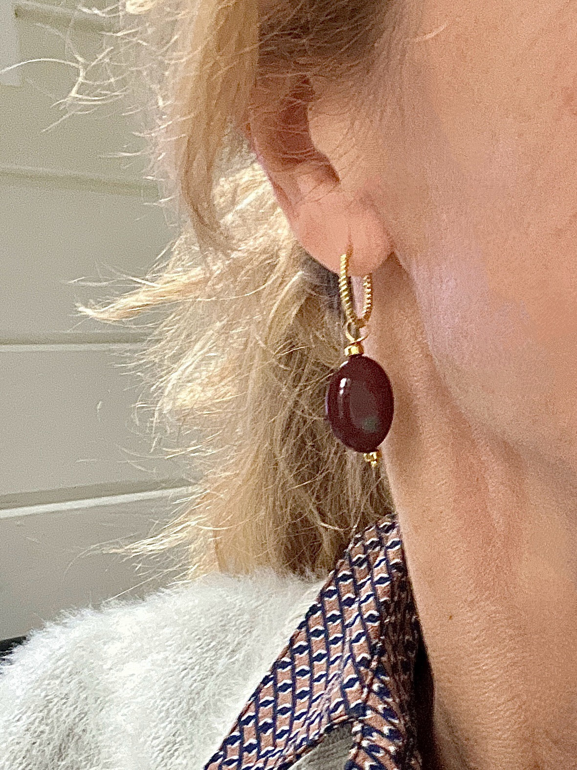 Oorbellen Inner Balance, donkerrood India agaat