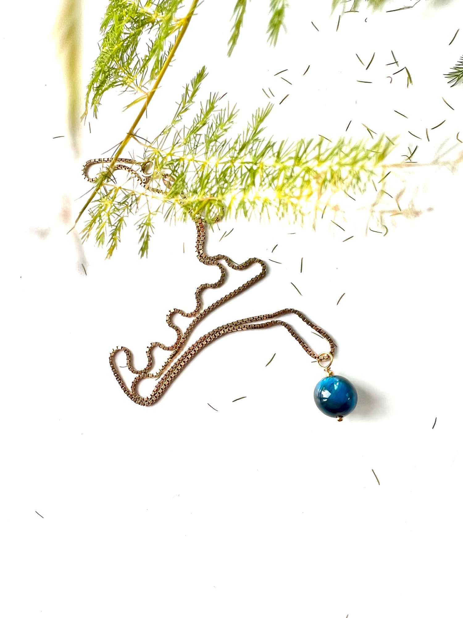 1 Oorringbedel Paradise, gekleurd blauw tijgeroog