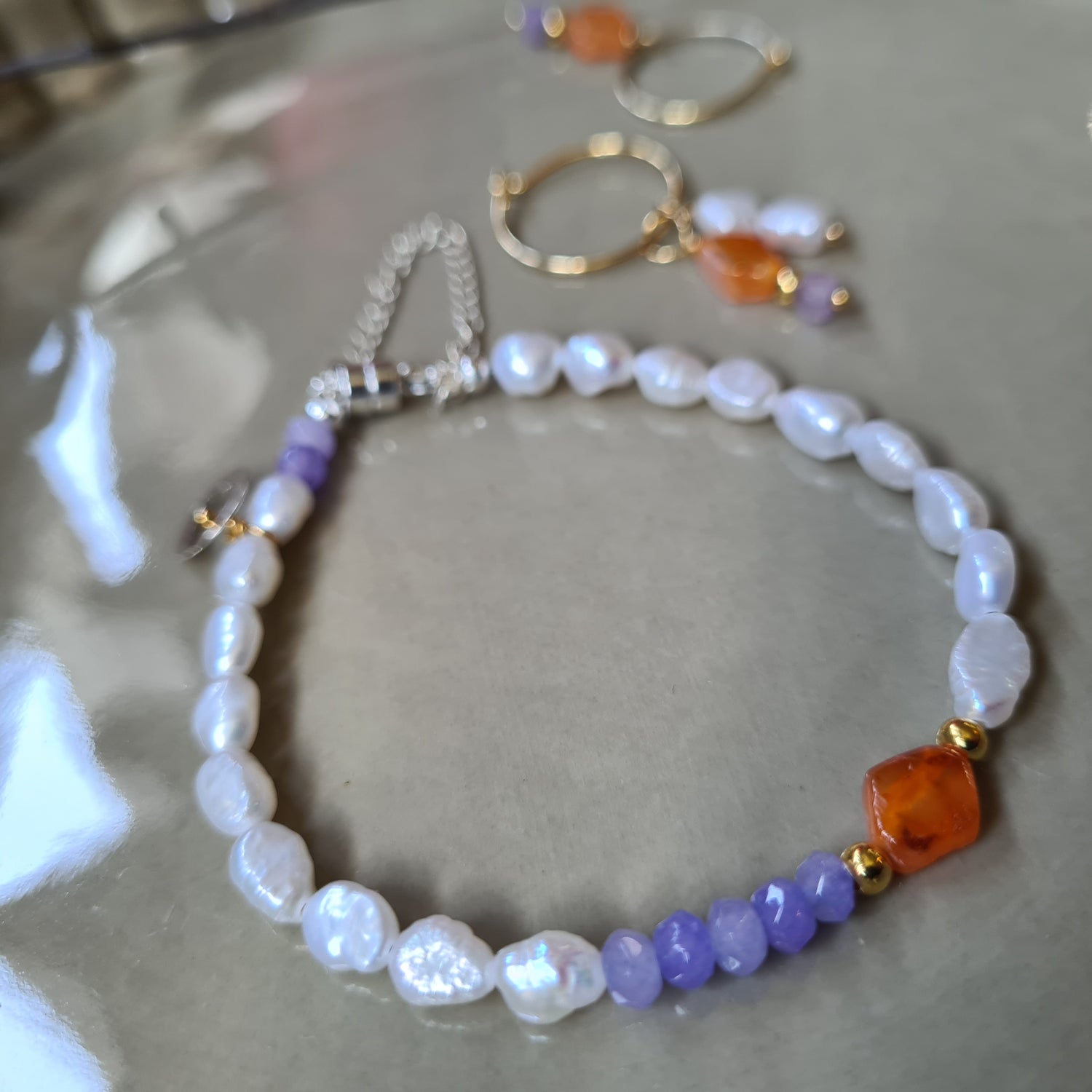 1 Oorbel Lilac Smile, carneool, lila jade, parel