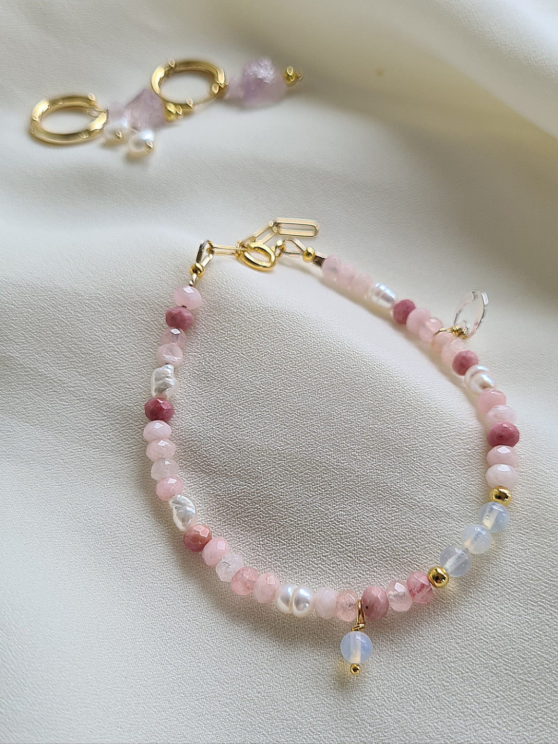 Armband Pink Blossom, jade, parel, maansteen, rhodoniet