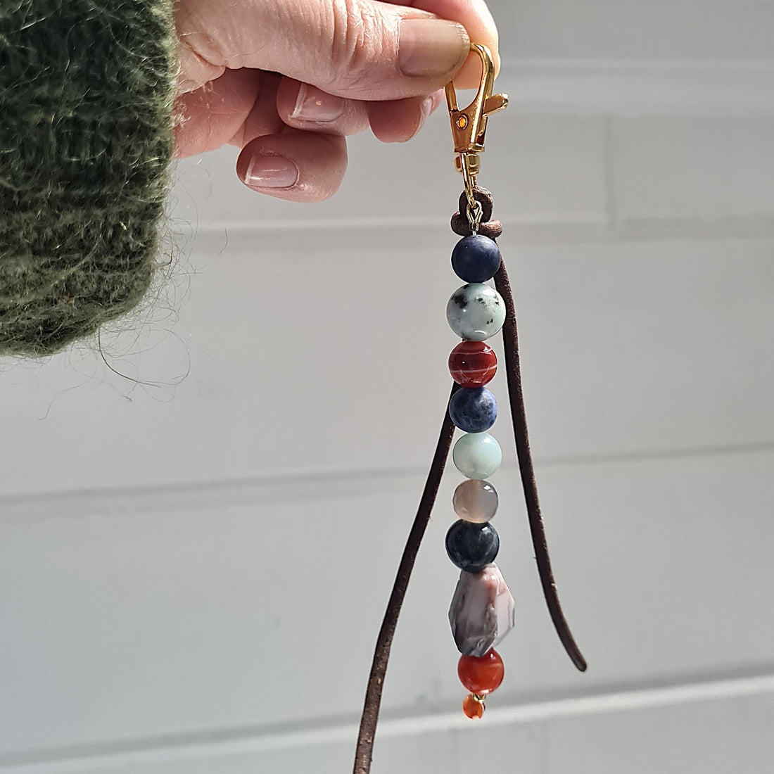 Tassenhanger Respect, blauwe sodaliet, oranje carneool