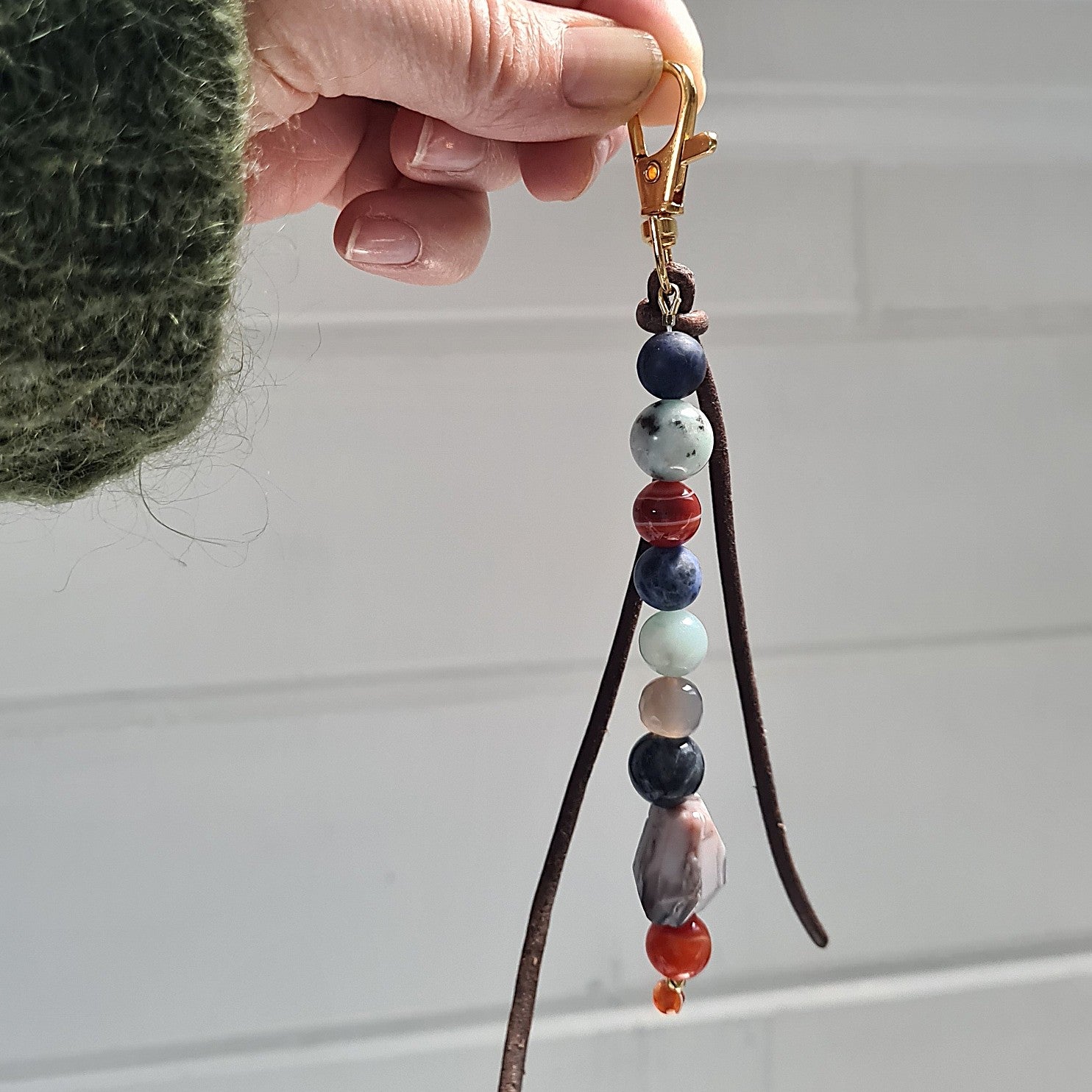 Tassenhanger Respect, blauwe sodaliet, oranje carneool