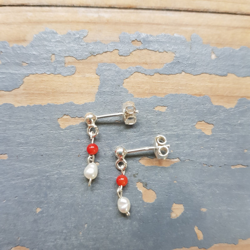 Oorstekers Teardrops, parel en koraal